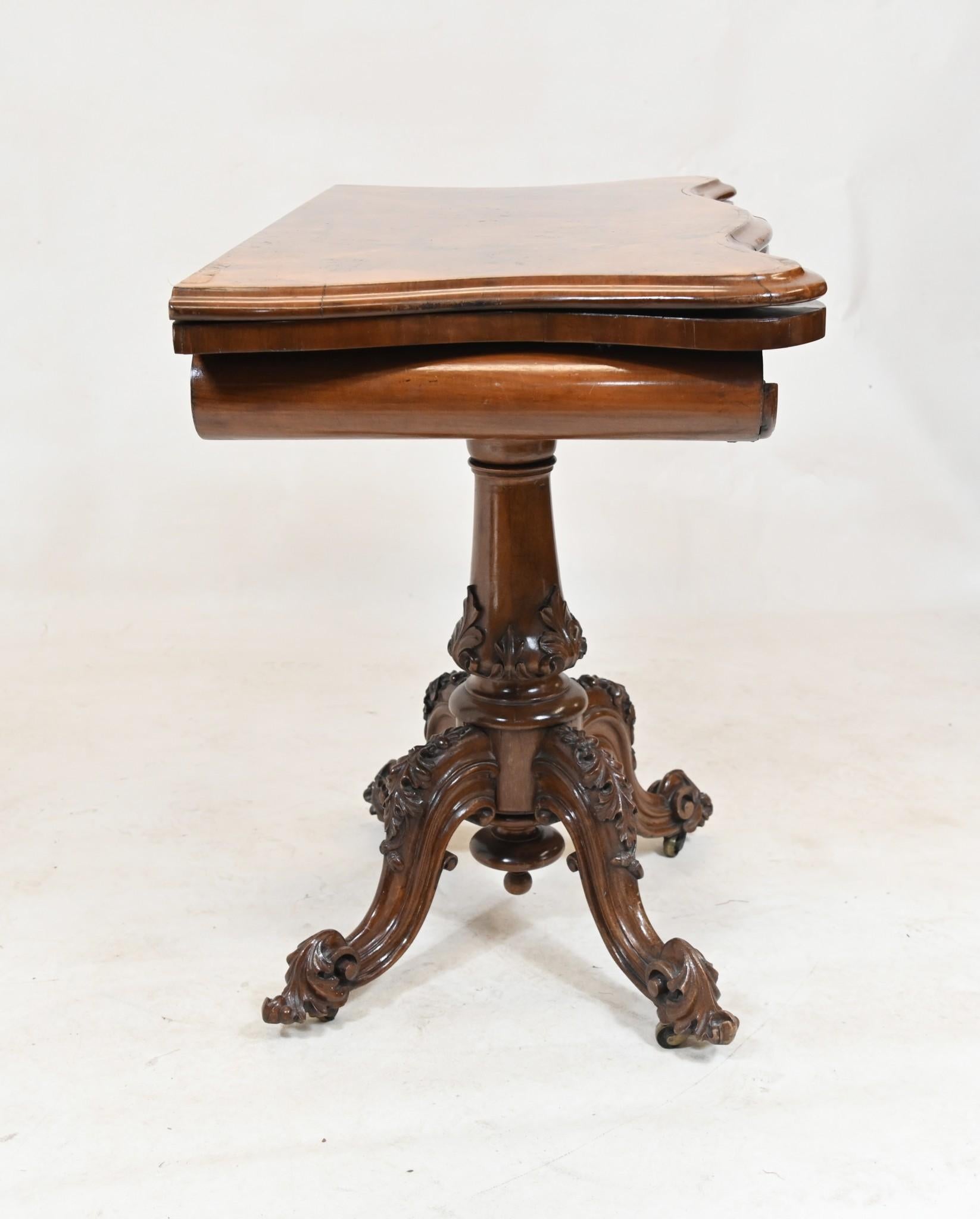 Table à cartes victorienne en noyer 1860 Jeux sculptés en vente 5