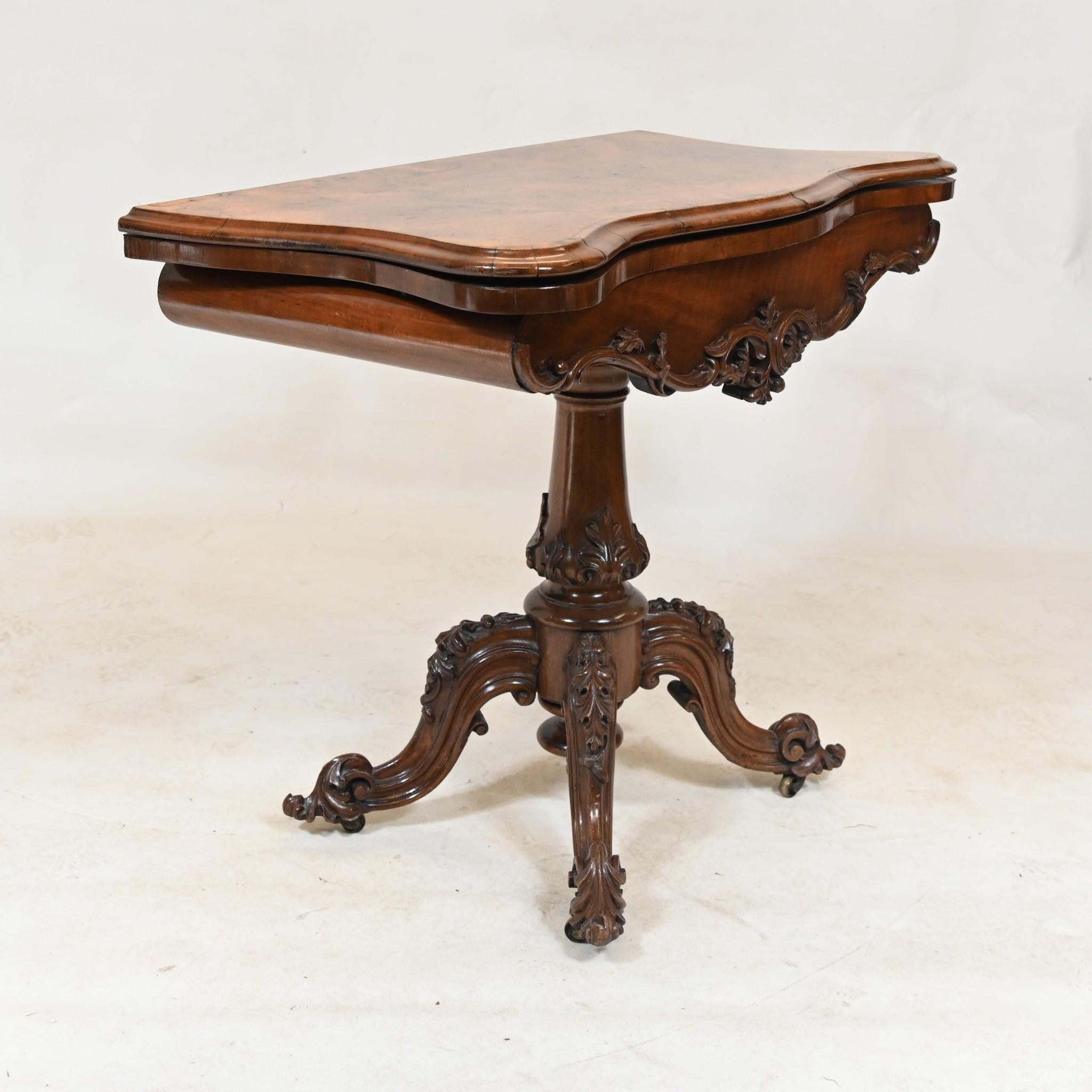 Victorien Table à cartes victorienne en noyer 1860 Jeux sculptés en vente