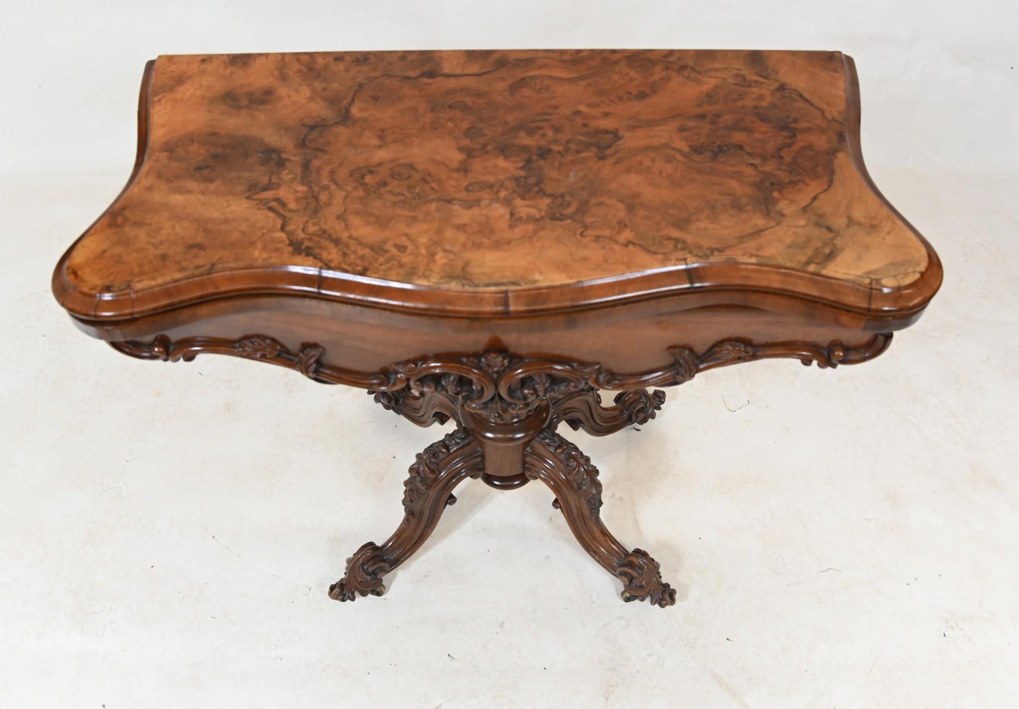 Table à cartes victorienne en noyer 1860 Jeux sculptés Bon état - En vente à Potters Bar, GB