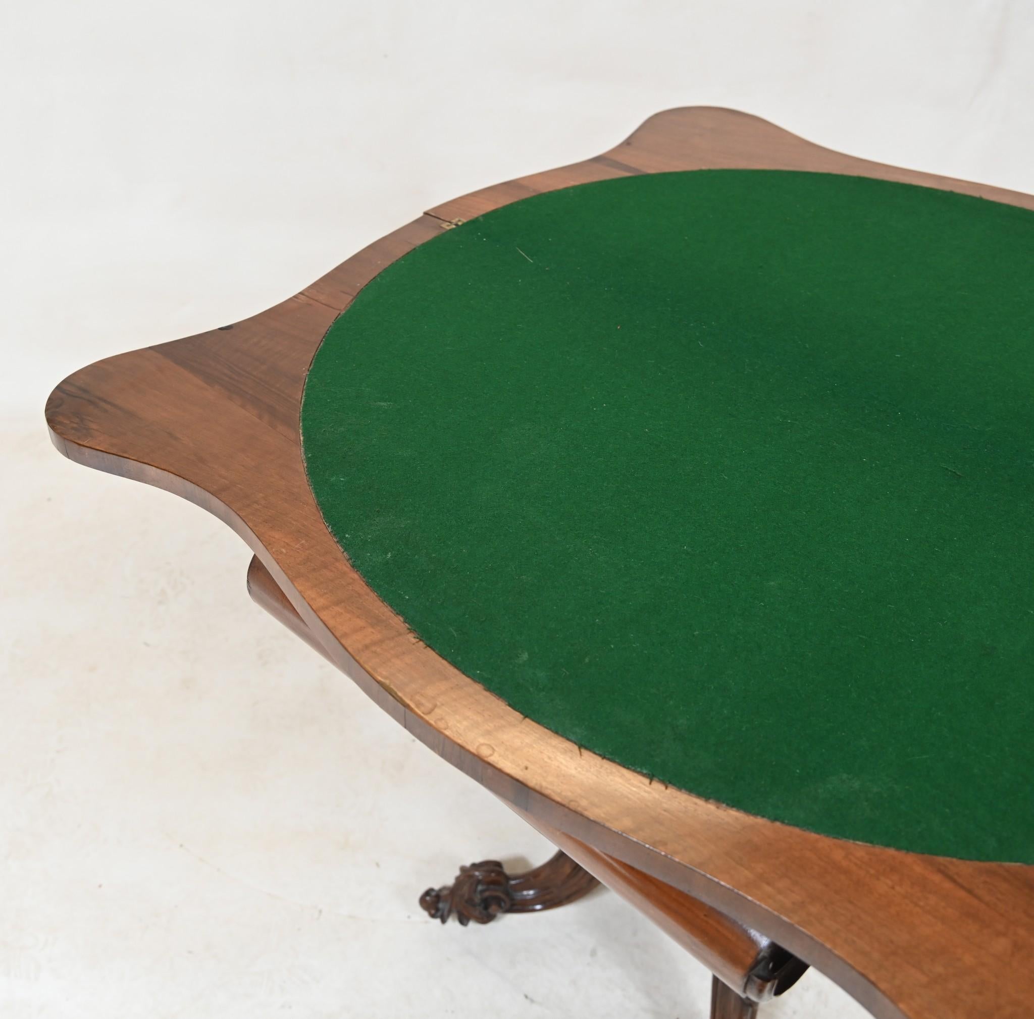 Milieu du XIXe siècle Table à cartes victorienne en noyer 1860 Jeux sculptés en vente