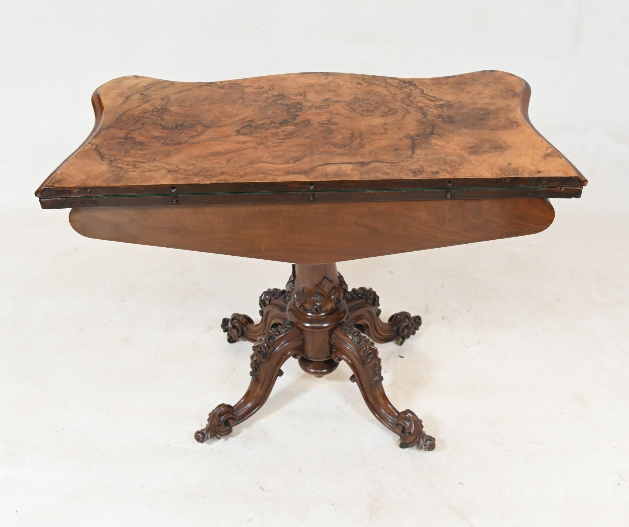 Noyer Table à cartes victorienne en noyer 1860 Jeux sculptés en vente