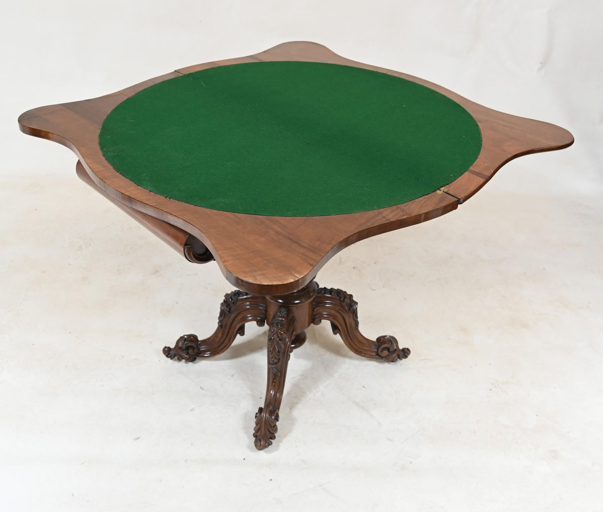 Table à cartes victorienne en noyer 1860 Jeux sculptés en vente 1
