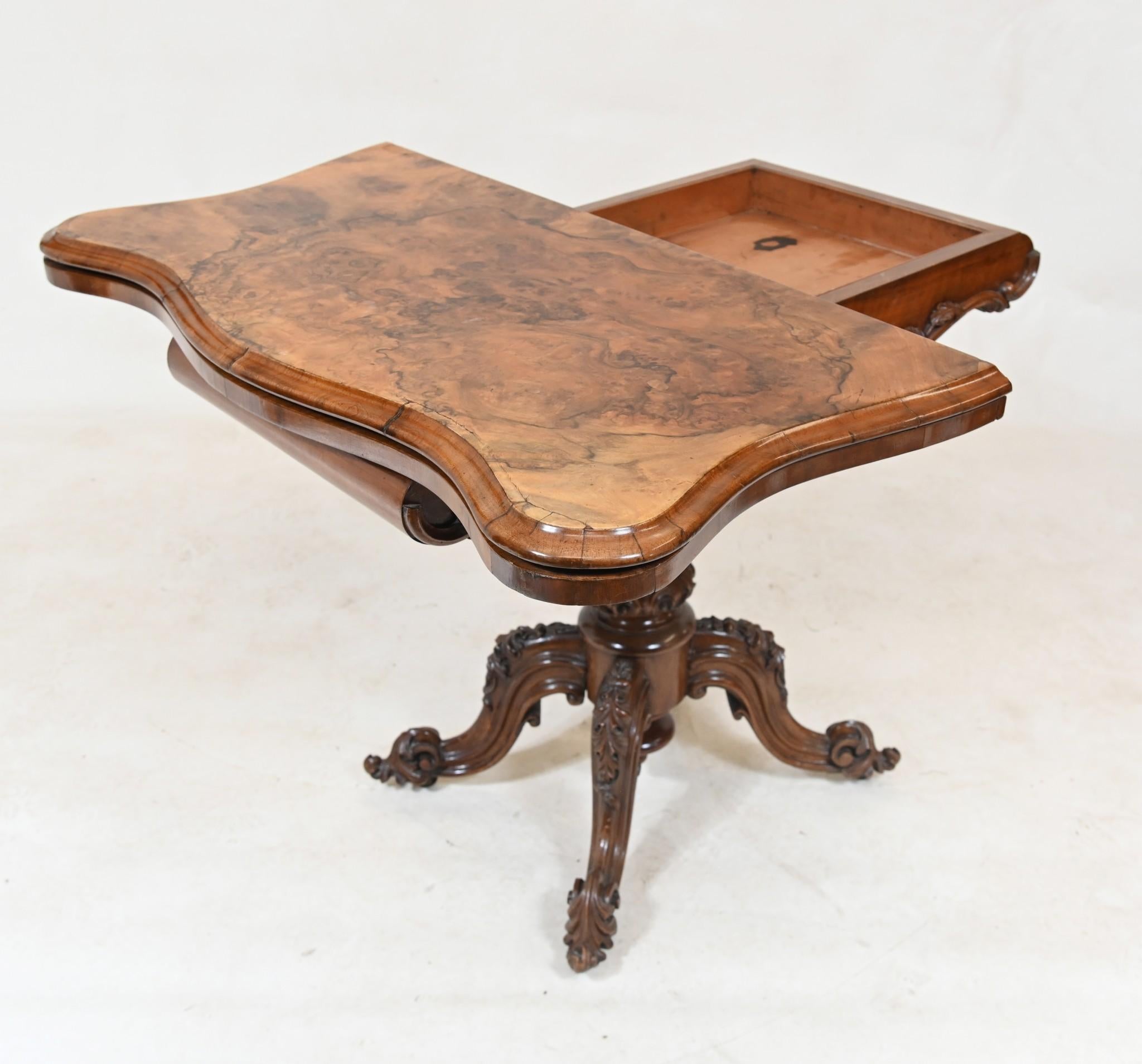 Table à cartes victorienne en noyer 1860 Jeux sculptés en vente 2