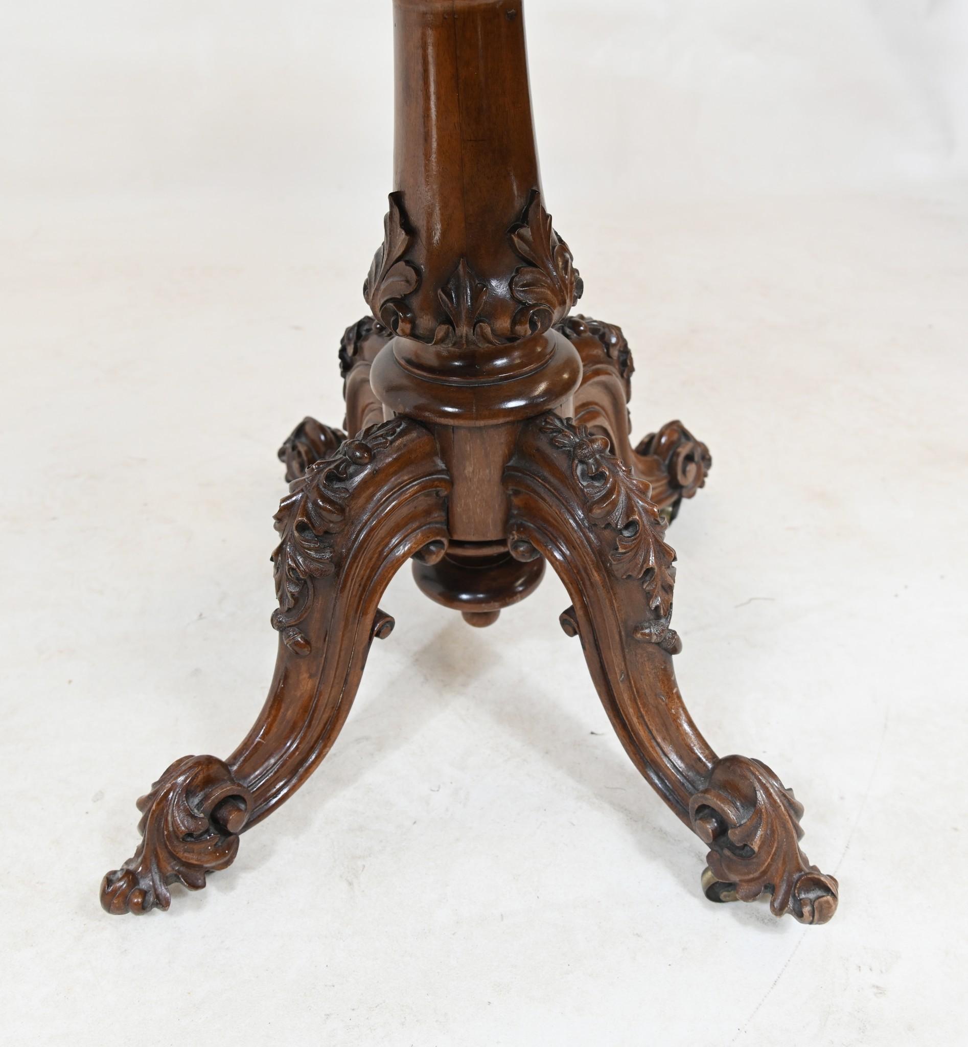 Table à cartes victorienne en noyer 1860 Jeux sculptés en vente 3