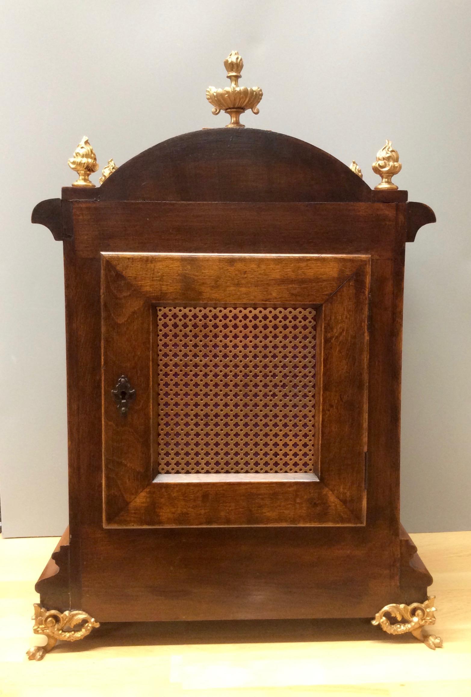 Victorian Walnut Cased Striking Mantel Clock In Good Condition For Sale In Norwich, GB
