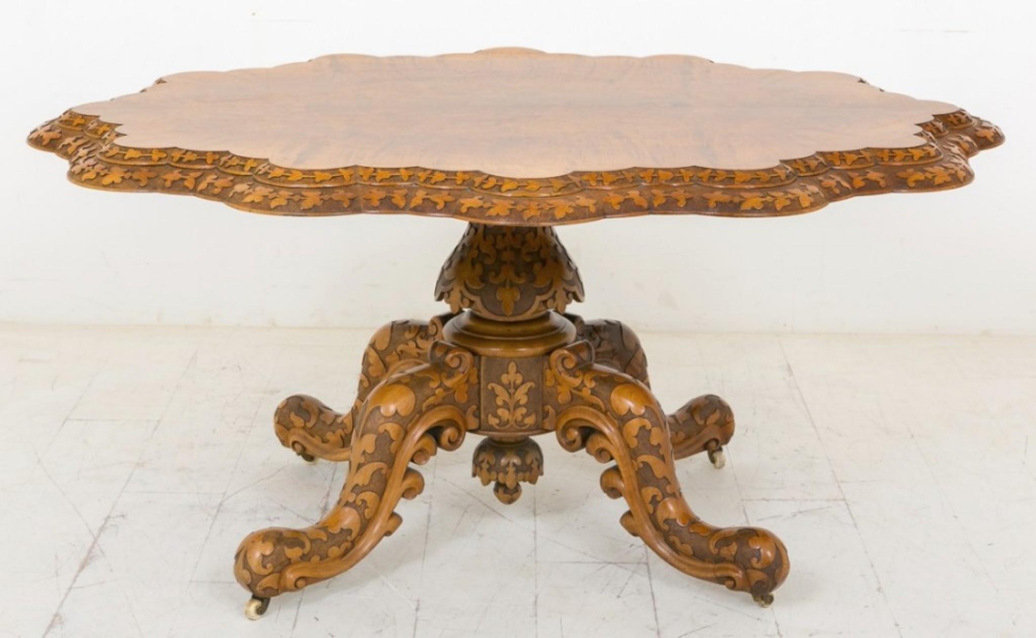 Victorian Walnut Centre Table Dining Quadra Foil Base In Good Condition For Sale In Potters Bar, GB