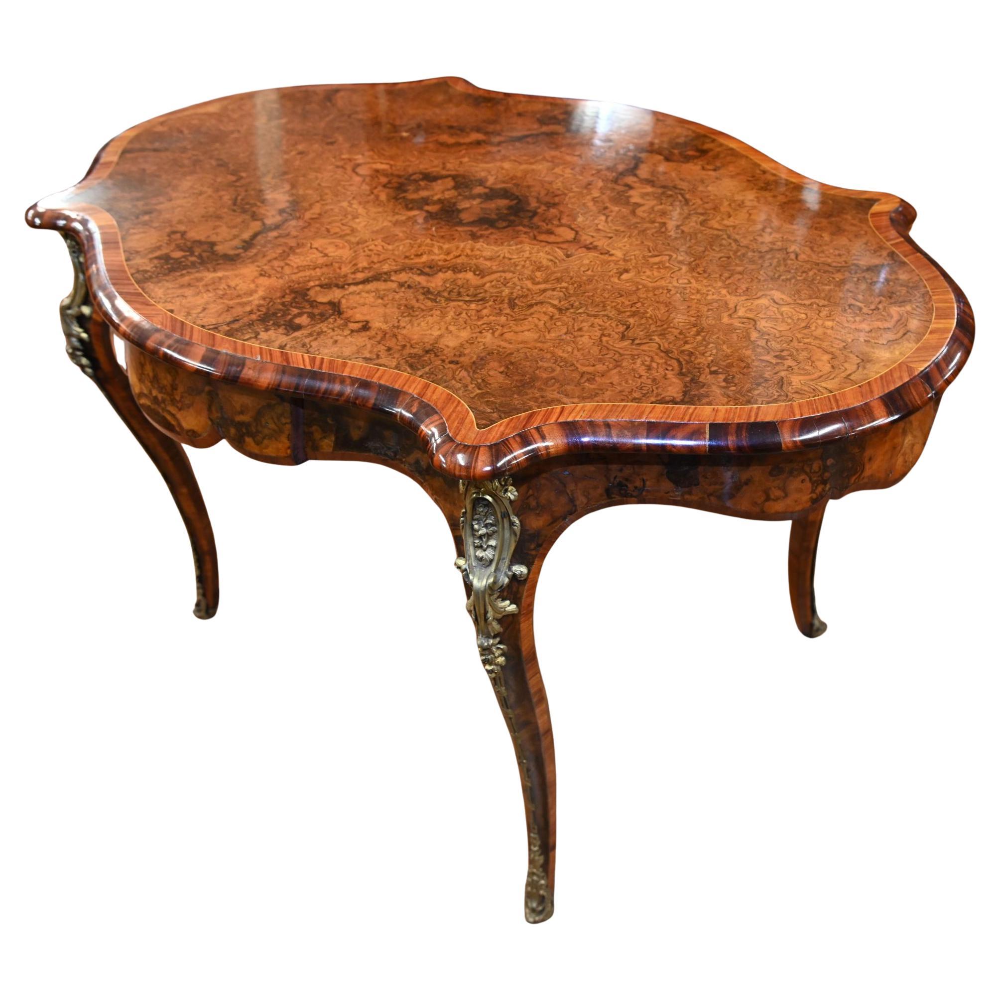 Table centrale en noyer de style victorien 1840