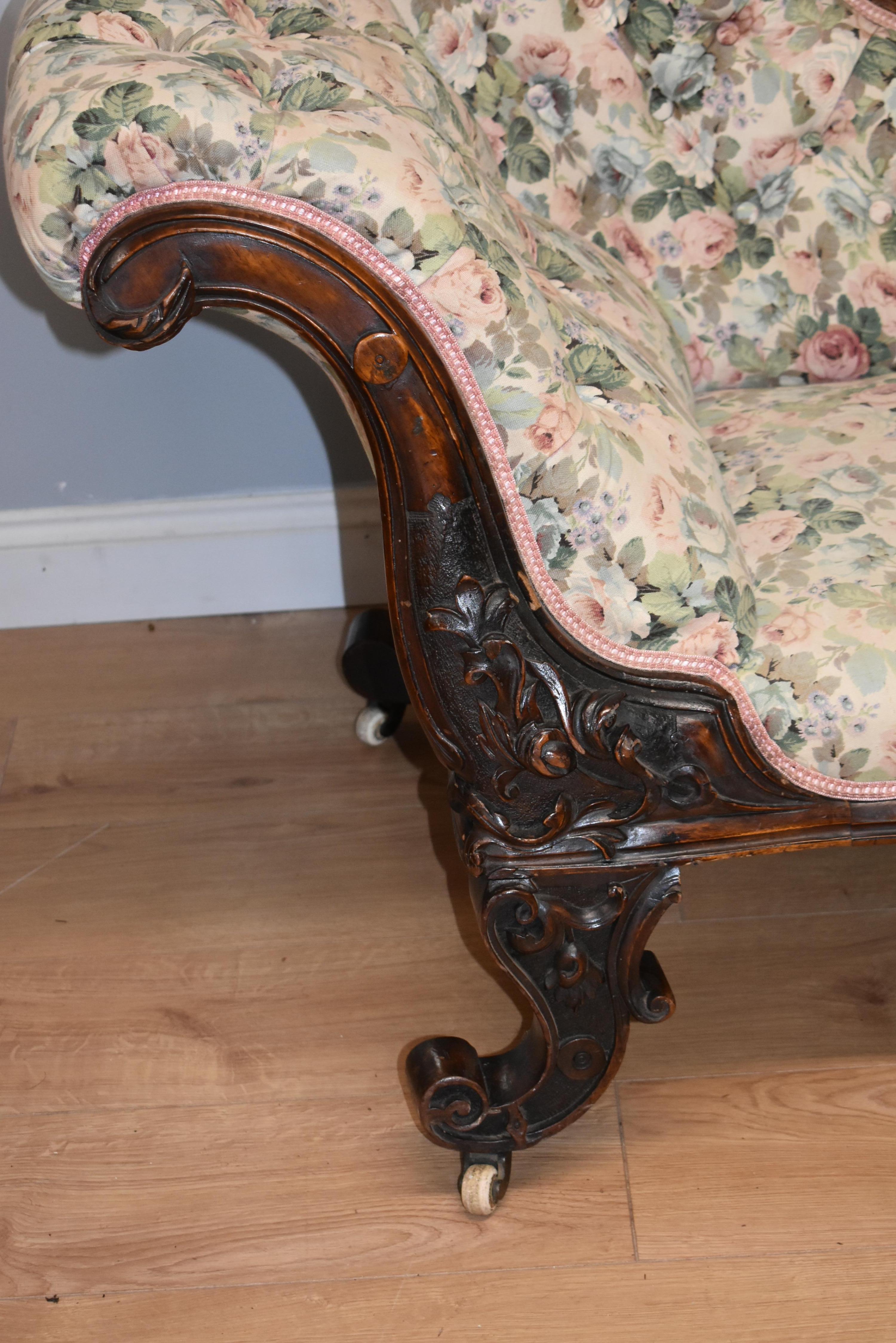For sale is a good quality Victorian walnut carved chaise lounge having buttoned back upholstery covered in floral Sanderson material. The frame is structurally sound. 

Requires re-upholstery.