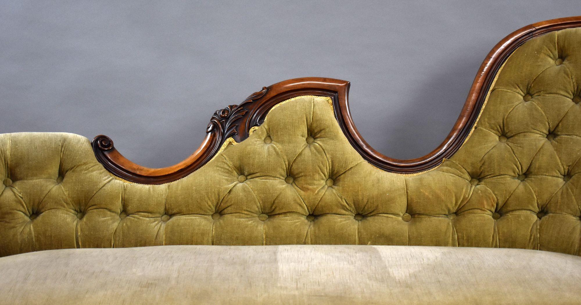 Late 19th Century Victorian Walnut Chaise/Sofa For Sale