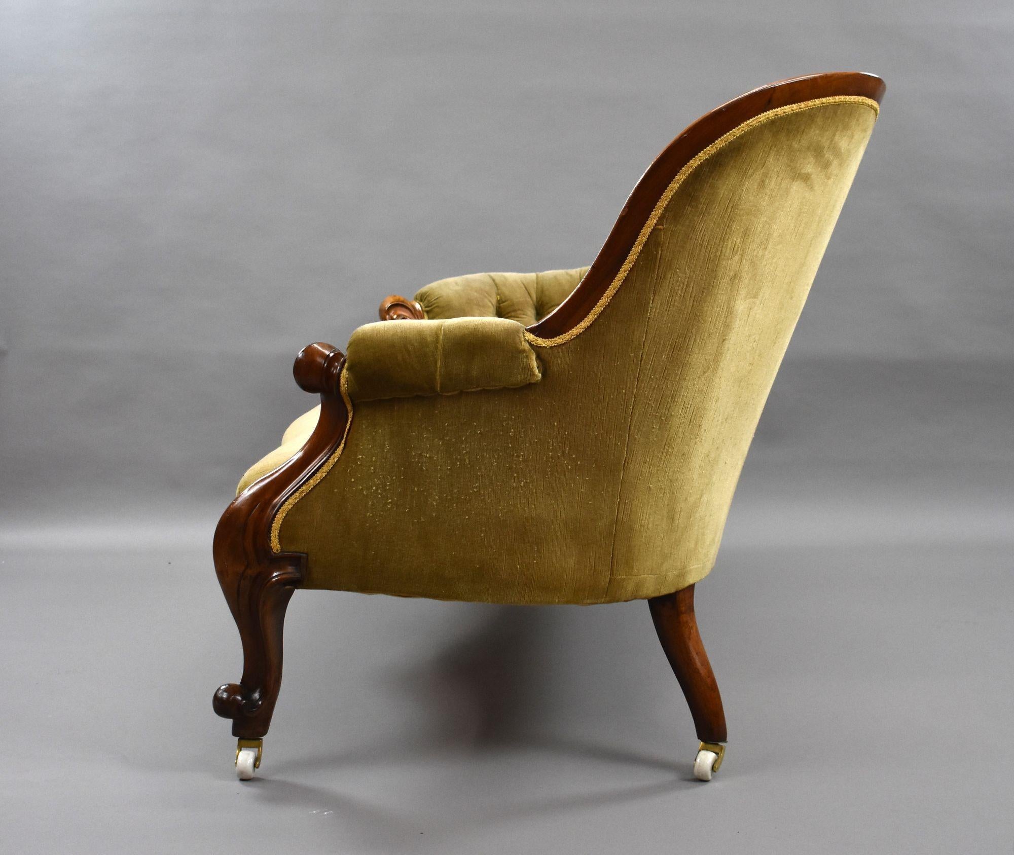 Victorian Walnut Chaise/Sofa For Sale 4