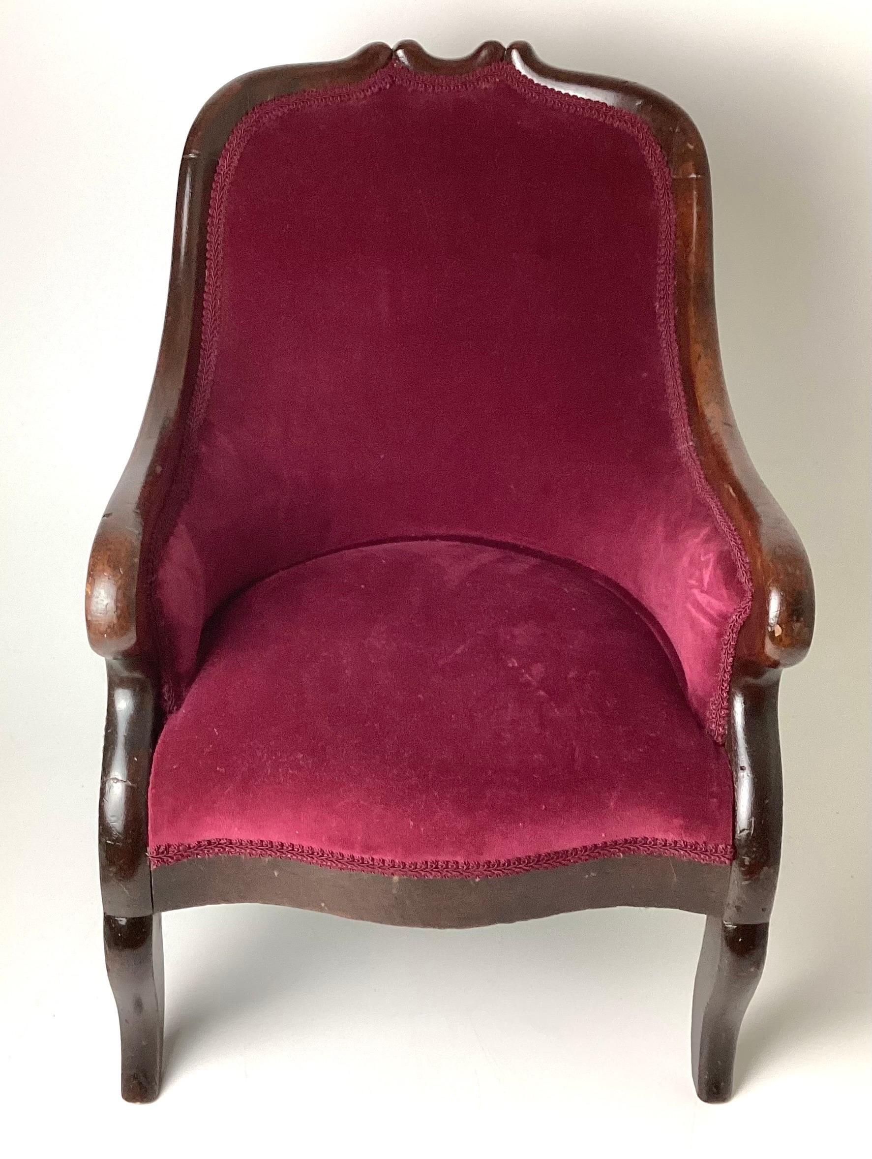 Primo vittoriano Poltrona Child & Child in noce vittoriano con velluto rosso in vendita