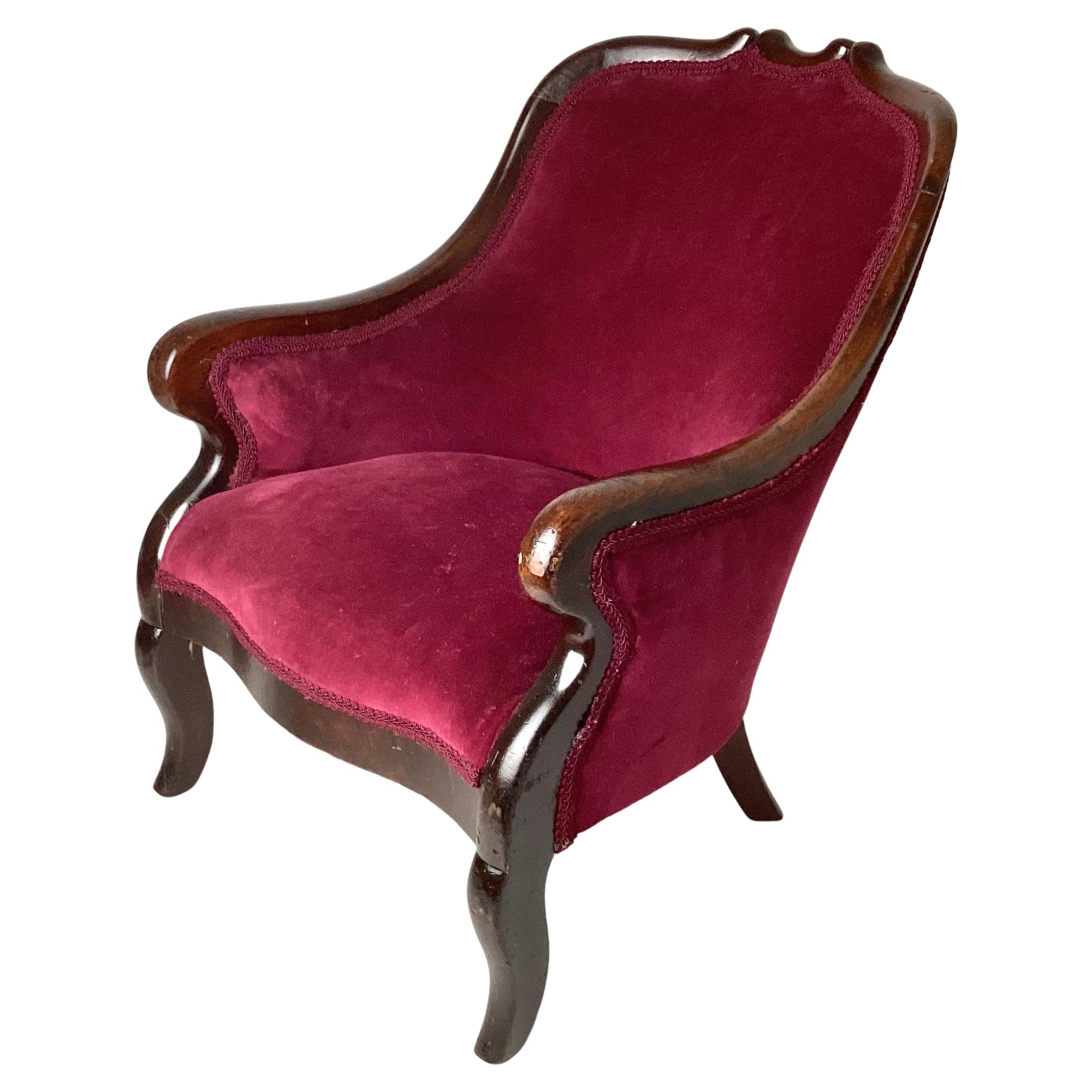 Chaise victorienne à accoudoirs pour enfants en noyer et velours rouge