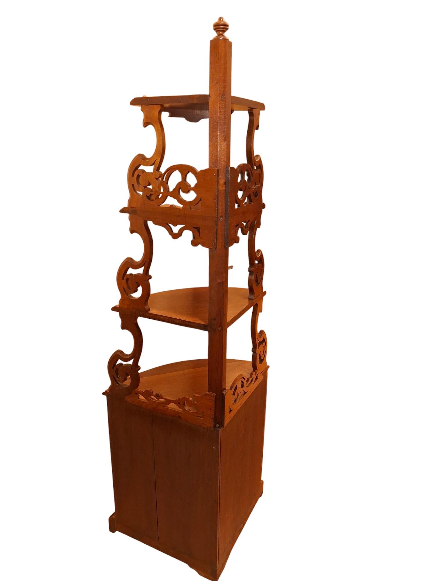 Mensola angolare vittoriana/etagere. Ripiani a tre livelli nella parte superiore, mobile a un'anta nella parte inferiore con decorazione di frutta intagliata a mano sull'anta.  Splendidamente rifinito.

26,5