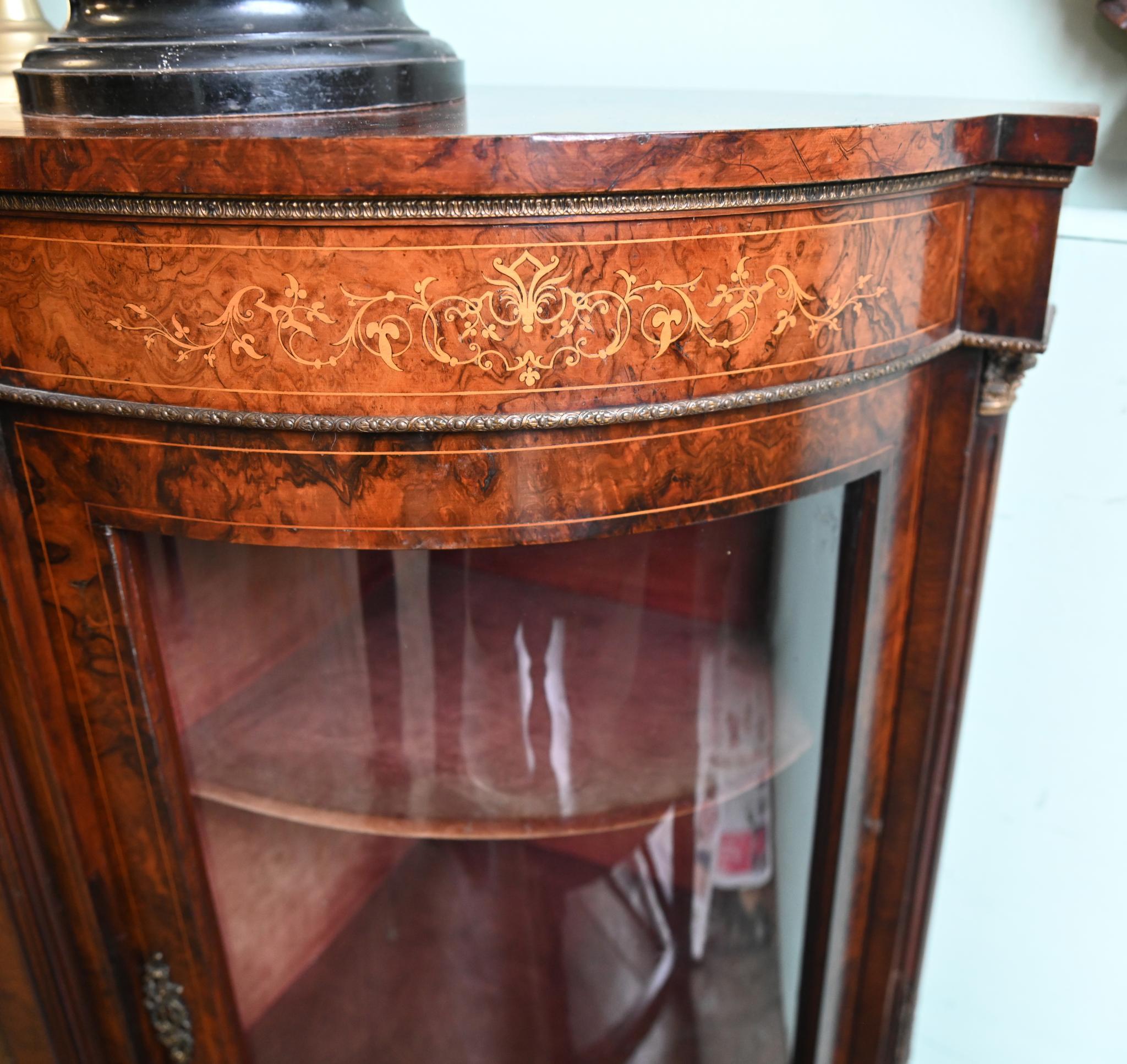 Splendida credenza vittoriana in radica di noce finemente scolpita
Colonne laterali e accessori in ottone
Due porte in vetro alle estremità con ripiani per esposizione
Il congelamento intarsiato con decorazioni a intarsio
Ottima patina per il noce