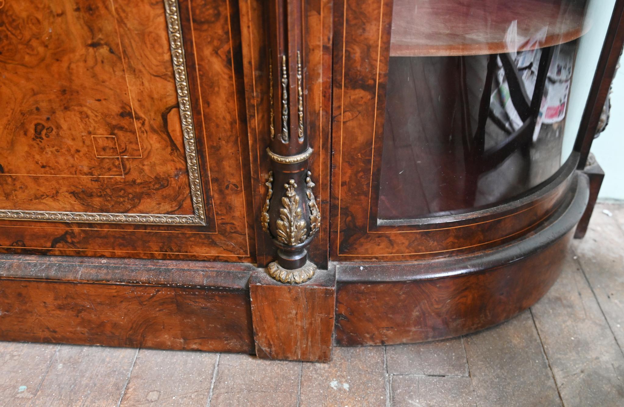 Vittoriano Credenza vittoriana in legno di noce con intarsio, cassapanca 1860 in vendita