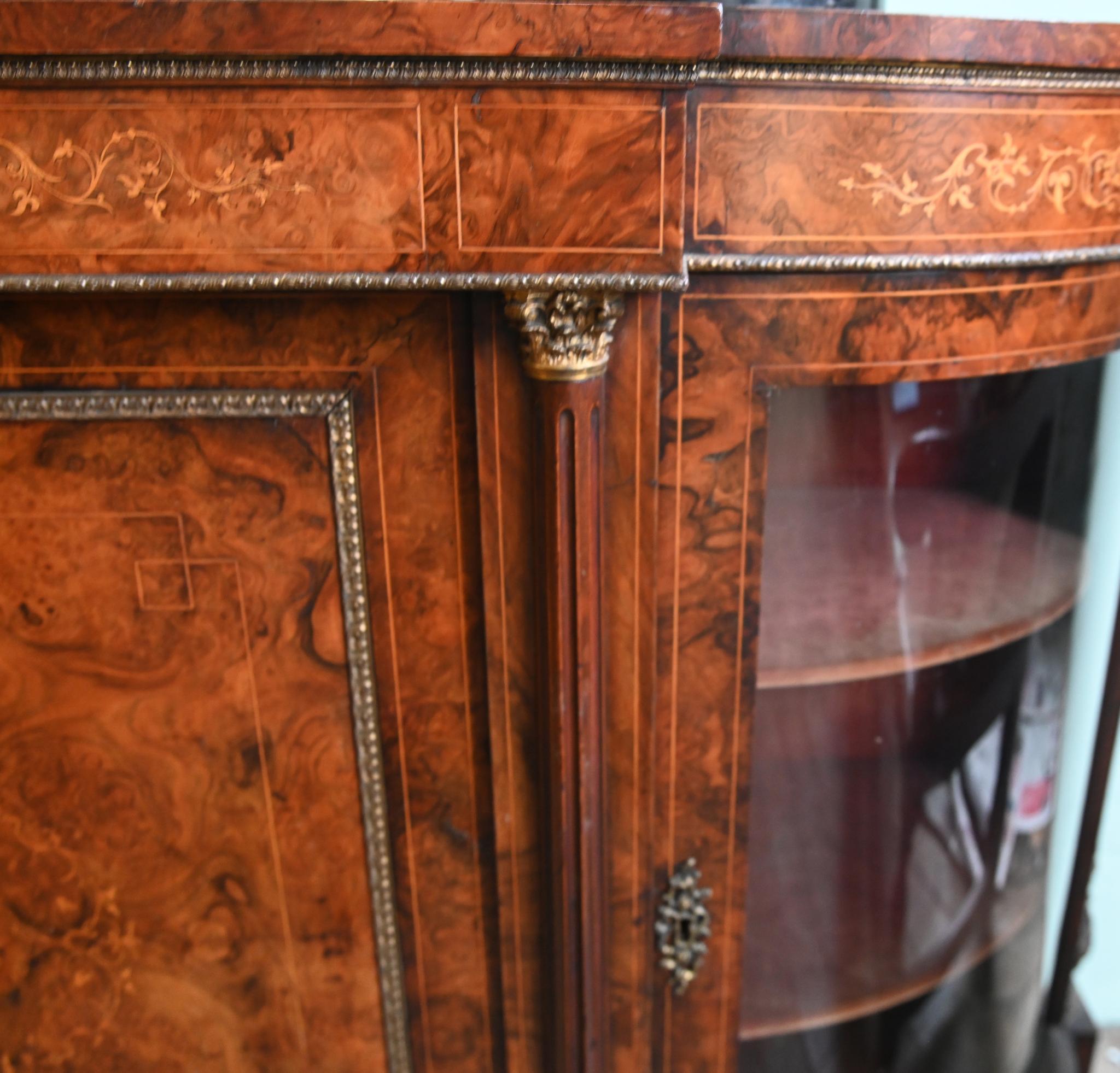 Metà XIX secolo Credenza vittoriana in legno di noce con intarsio, cassapanca 1860 in vendita