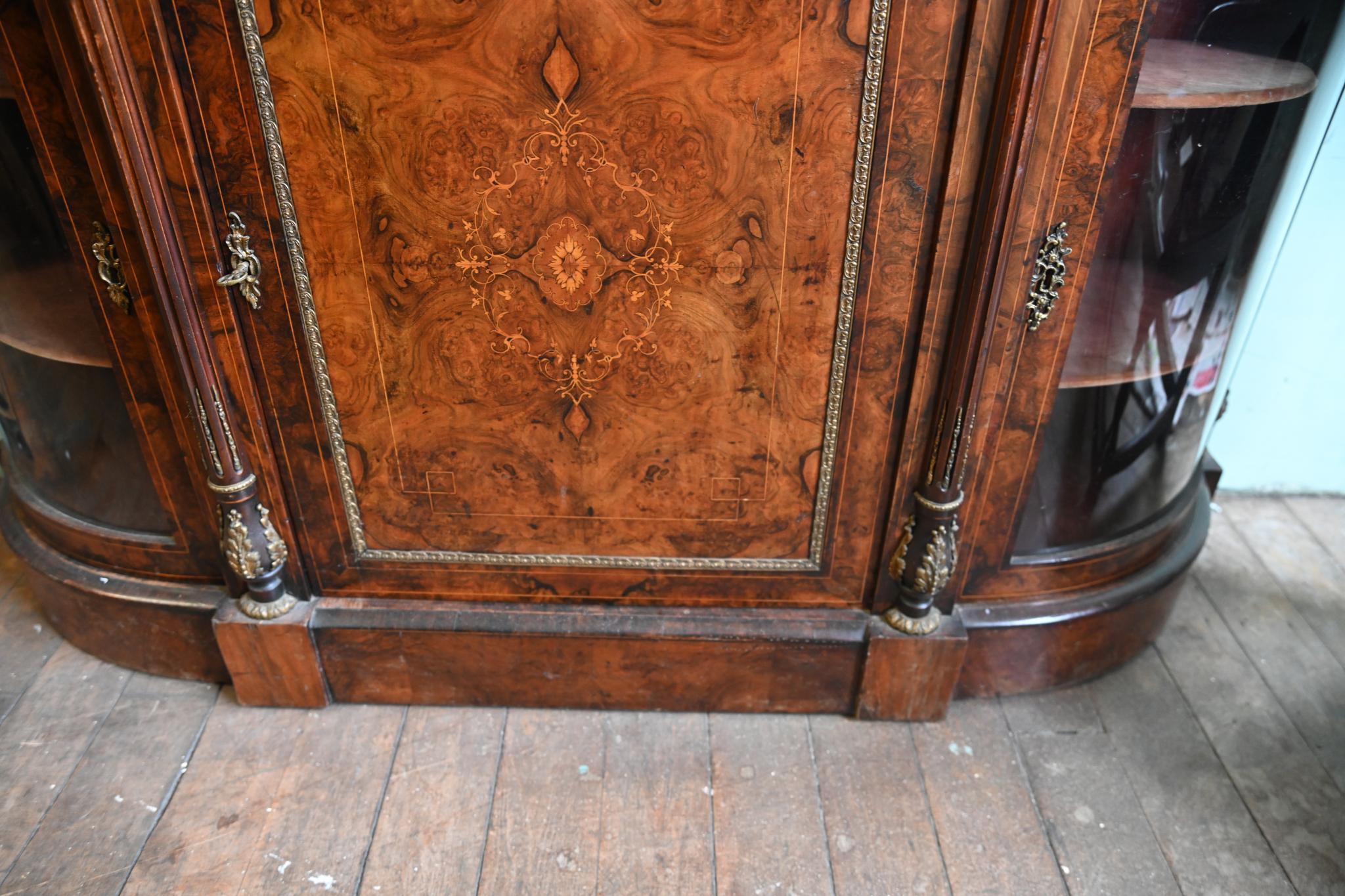 Noce Credenza vittoriana in legno di noce con intarsio, cassapanca 1860 in vendita