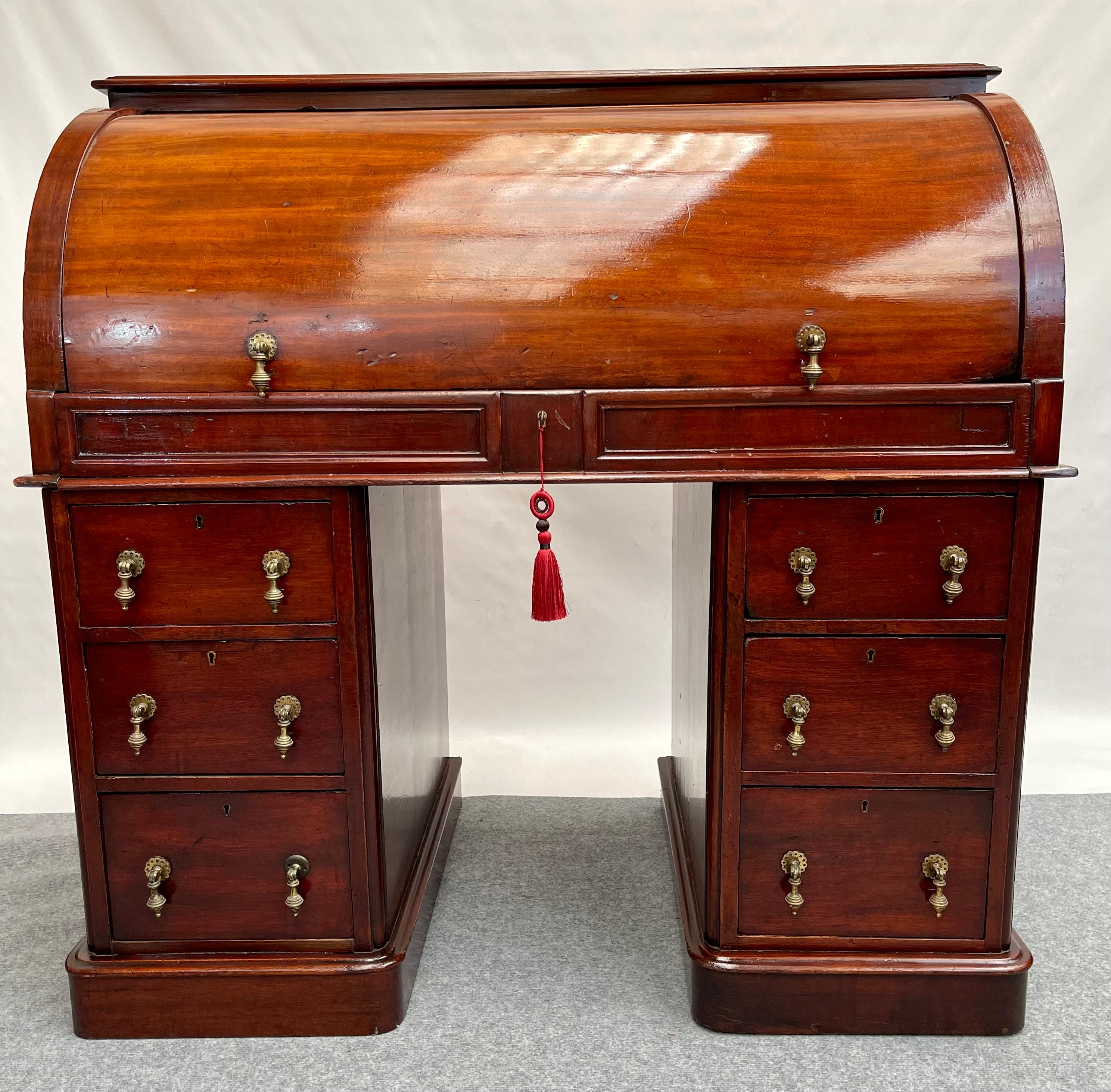 Entdecken Sie den zeitlosen Charme eines viktorianischen Schreibtisches, der 1830 in England gefertigt wurde. Dieser elegante Schreibtisch aus kubanischem Mahagoni ist ein echtes Zeugnis der handwerklichen Qualität und des raffinierten Stils der