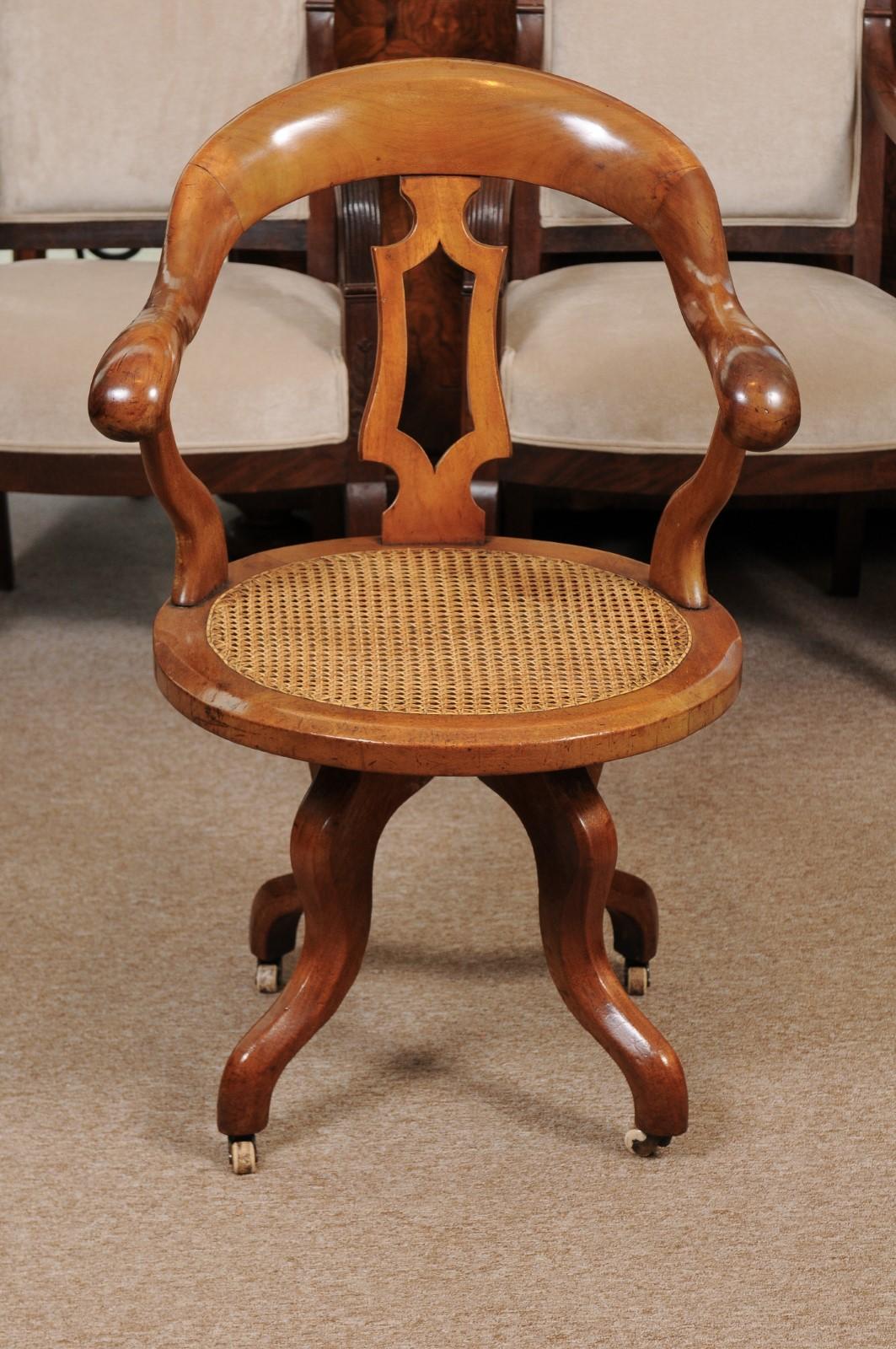 Viktorianischer Schreibtischstuhl aus Nussbaumholz mit drehbarer Sitzfläche aus Schilfrohr, England, spätes 19. Jahrhundert im Zustand „Gut“ im Angebot in Atlanta, GA