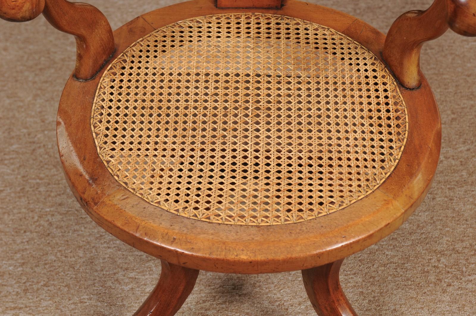 Viktorianischer Schreibtischstuhl aus Nussbaumholz mit drehbarer Sitzfläche aus Schilfrohr, England, spätes 19. Jahrhundert (Gehstock) im Angebot
