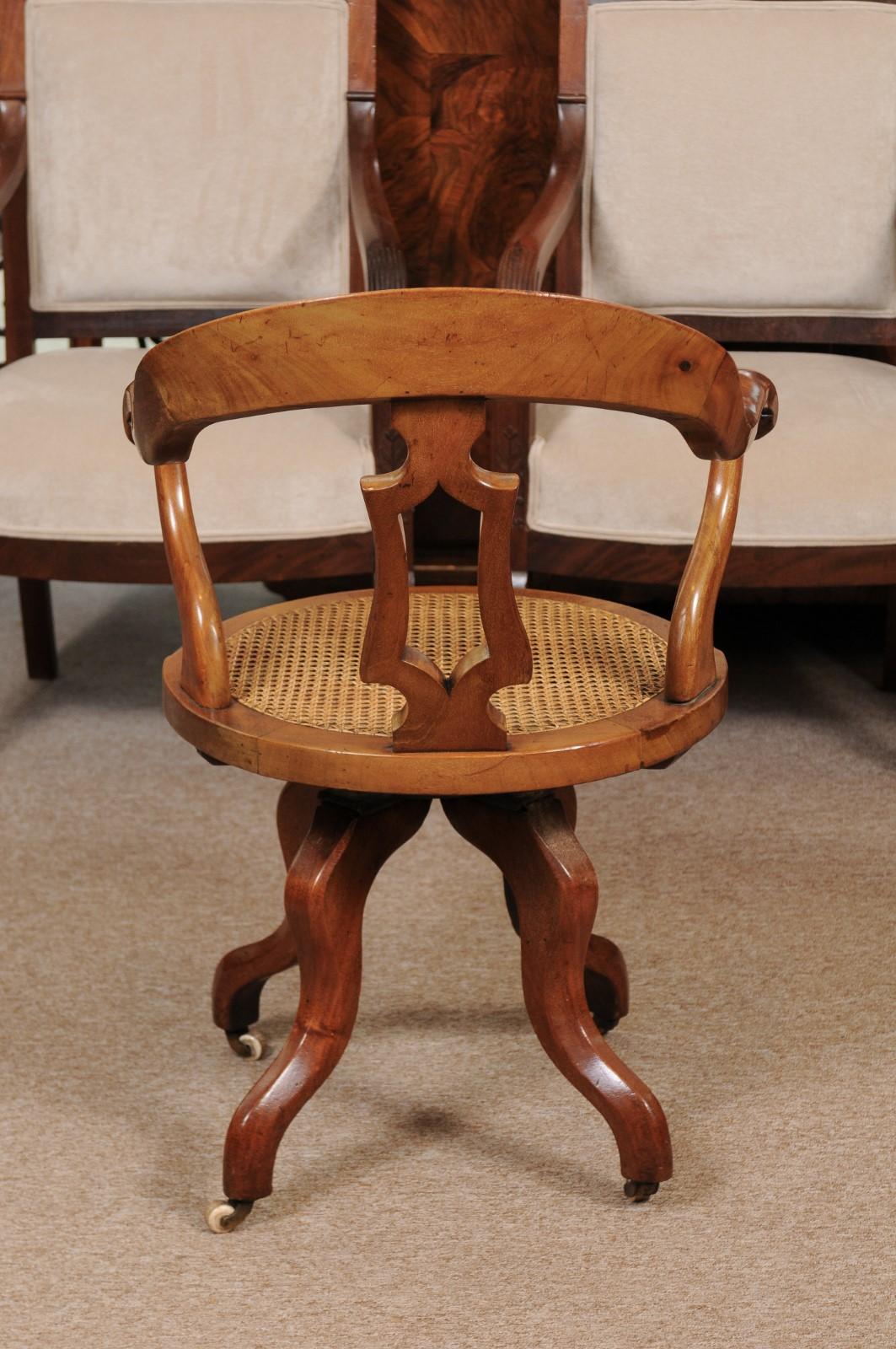 Viktorianischer Schreibtischstuhl aus Nussbaumholz mit drehbarer Sitzfläche aus Schilfrohr, England, spätes 19. Jahrhundert im Angebot 2