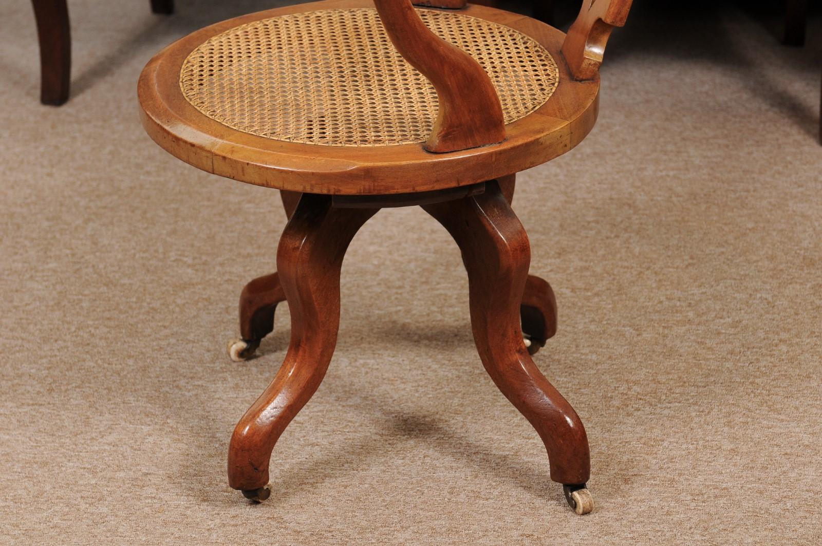 Viktorianischer Schreibtischstuhl aus Nussbaumholz mit drehbarer Sitzfläche aus Schilfrohr, England, spätes 19. Jahrhundert im Angebot 4