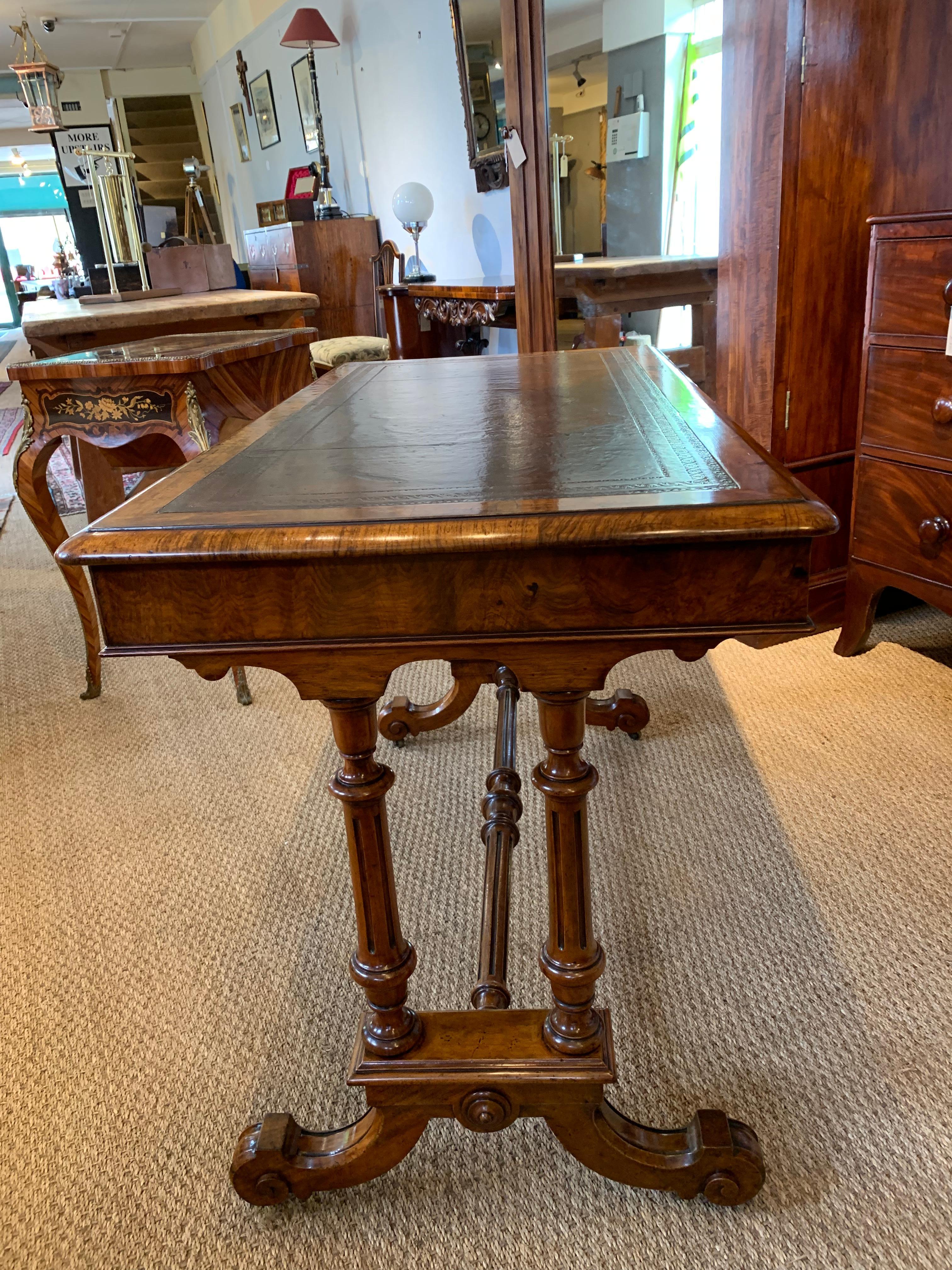 Victorian Walnut Desk In Good Condition In Honiton, Devon