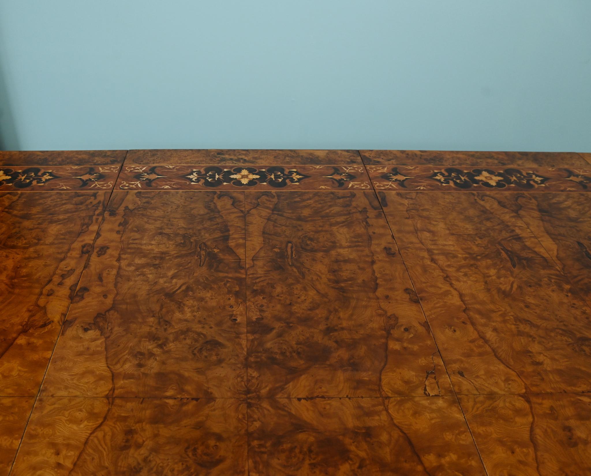 Mesa de comedor de 3 hojas de nogal con incrustaciones de estilo victoriano de gran calidad
Un comedor tan suntuoso Mira las intrincadas incrustaciones de marquetería que muestran aerosoles y motivos florales
Se extiende hasta tres metros para