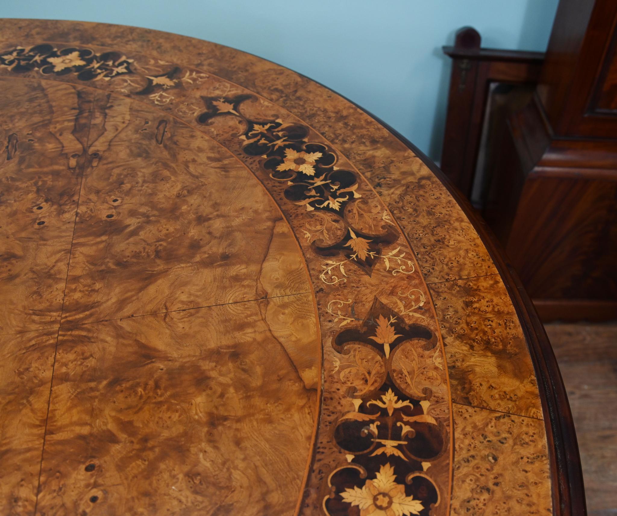 Mesa de comedor victoriana de nogal con incrustaciones de marquetería 10 plazas finales del siglo XX en venta