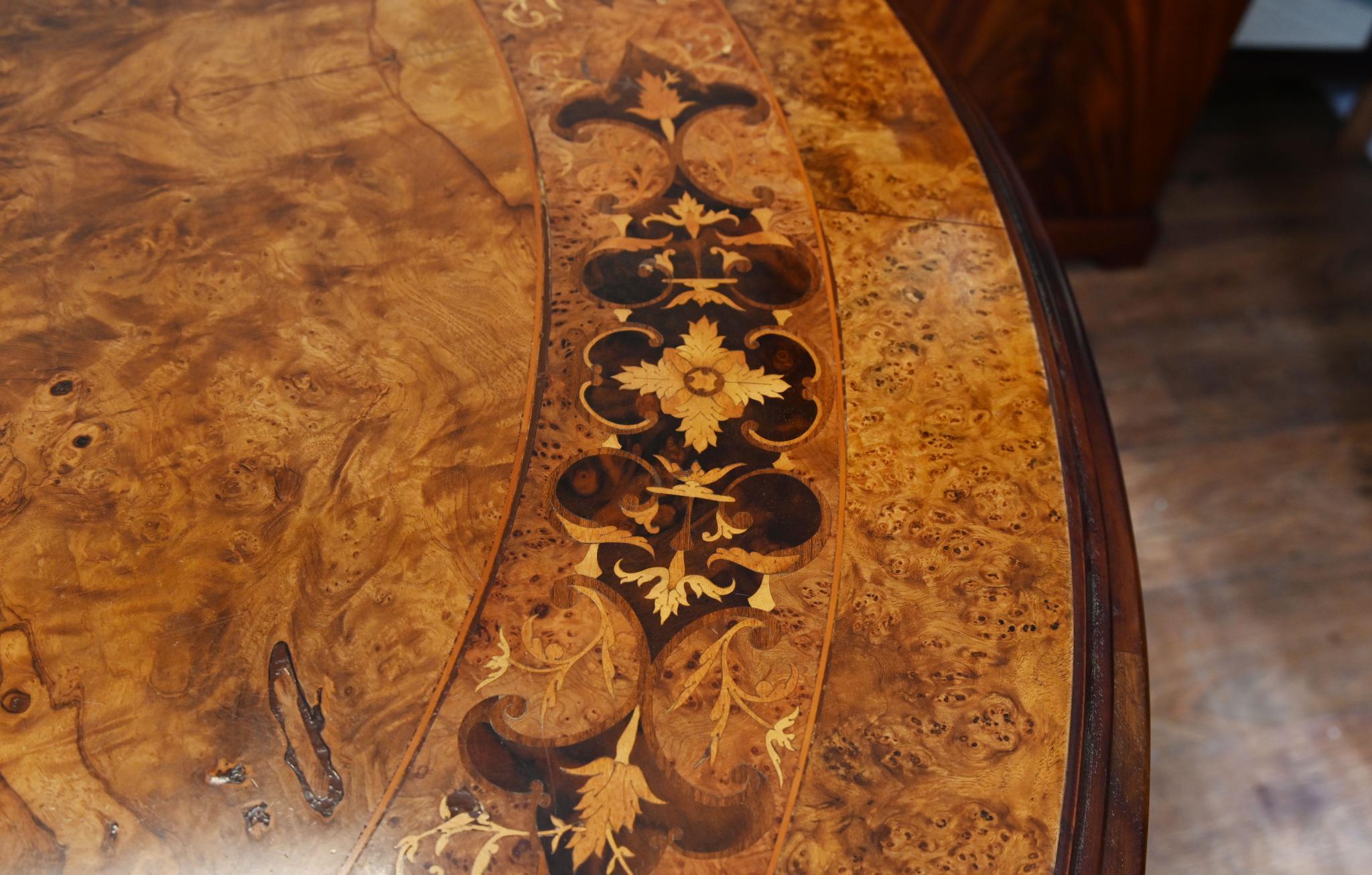 Mesa de comedor victoriana de nogal con incrustaciones de marquetería 10 plazas Nogal en venta