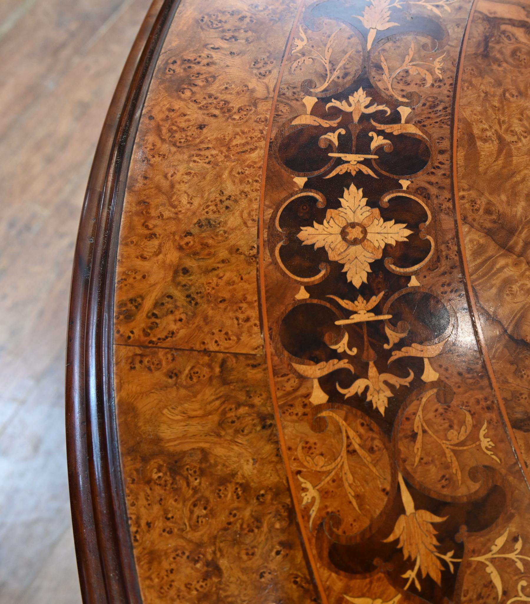 Mesa de comedor victoriana de nogal con incrustaciones de marquetería 10 plazas en venta 1