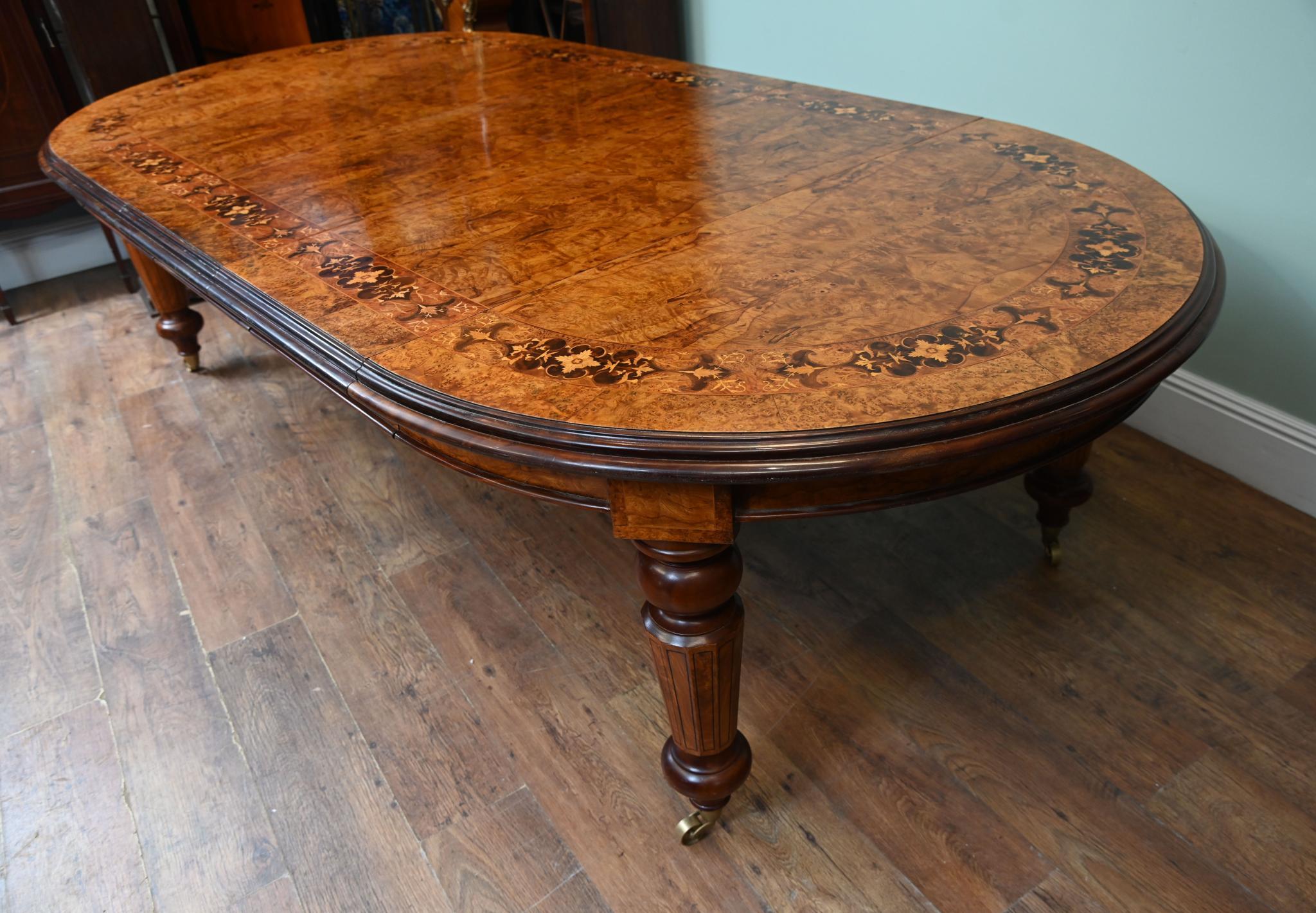 Mesa de comedor victoriana de nogal con incrustaciones de marquetería 10 plazas en venta 2