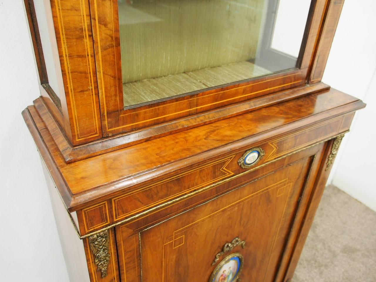 Victorian Walnut Display Cabinet, circa 1870 In Good Condition For Sale In Edinburgh, GB
