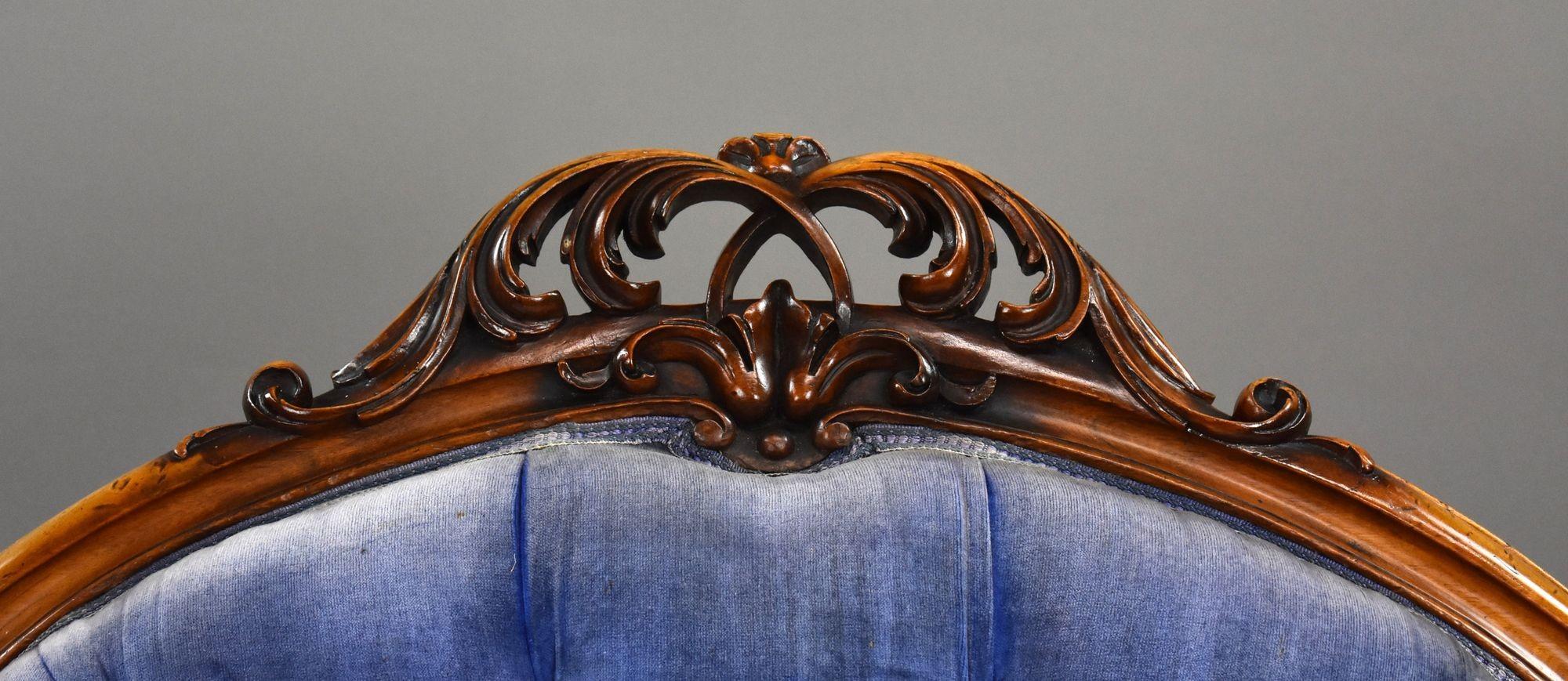 Victorian Walnut Double ended Sofa For Sale 4