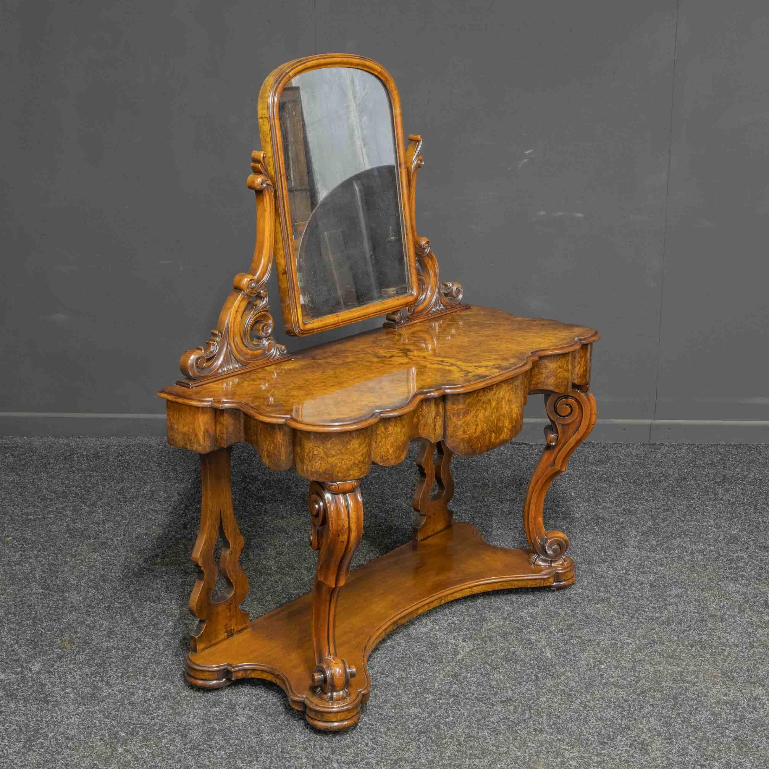 Victorian Walnut Dressing Table In Good Condition For Sale In Manchester, GB