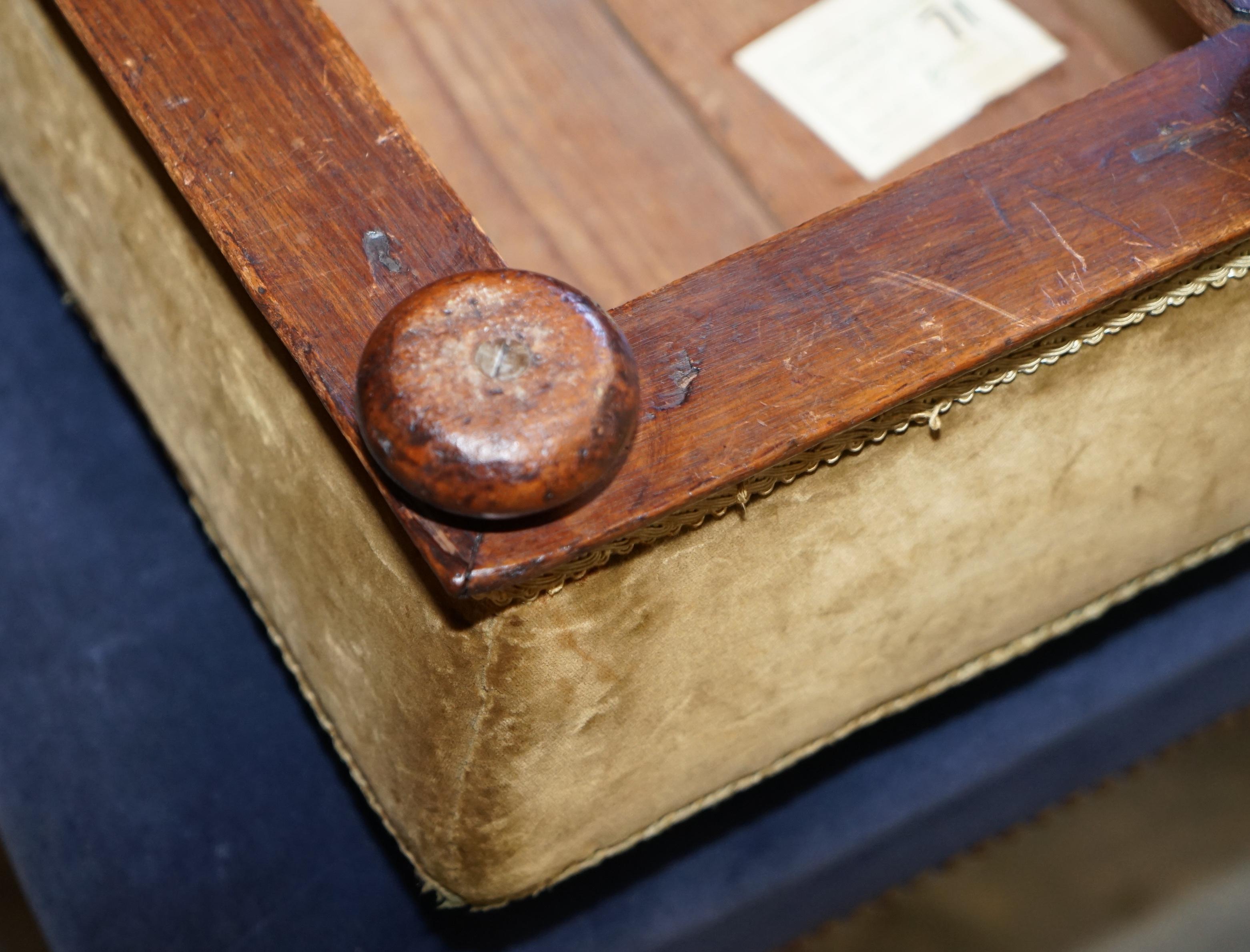 Tabouret de repose-pieds victorien en noyer brodé avec côtés ottomans effilés Jolie trouvaille en vente 3