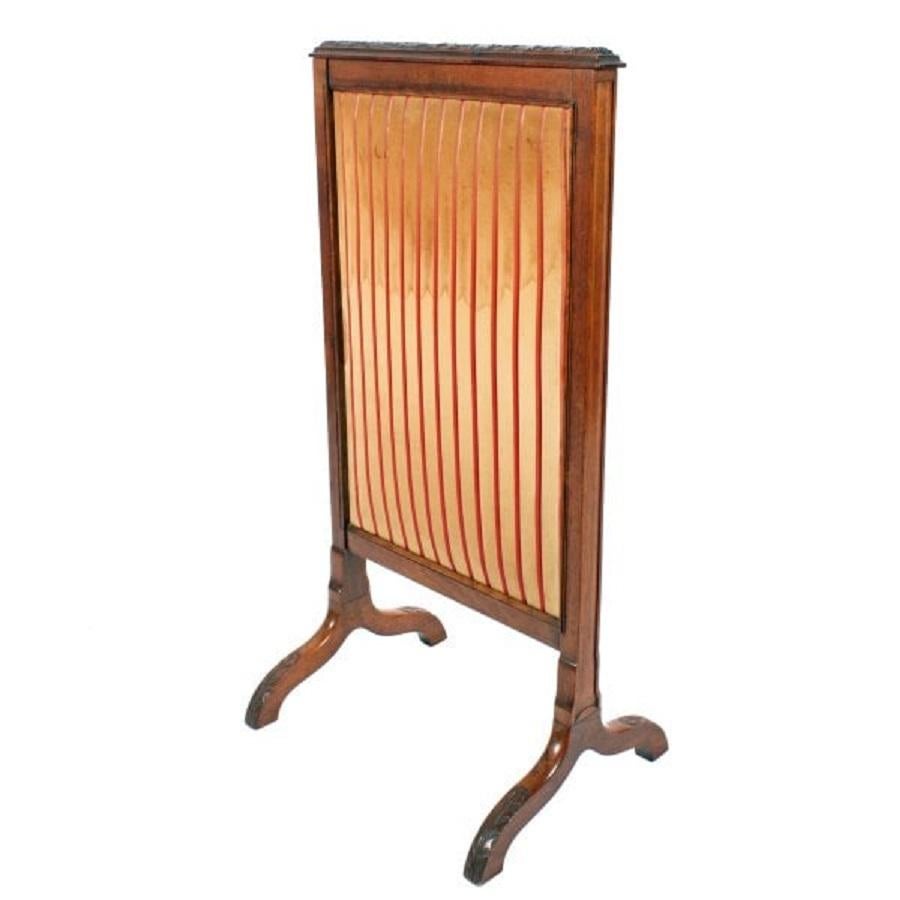 Victorian Walnut Fire Screen, 19th Century In Good Condition For Sale In London, GB