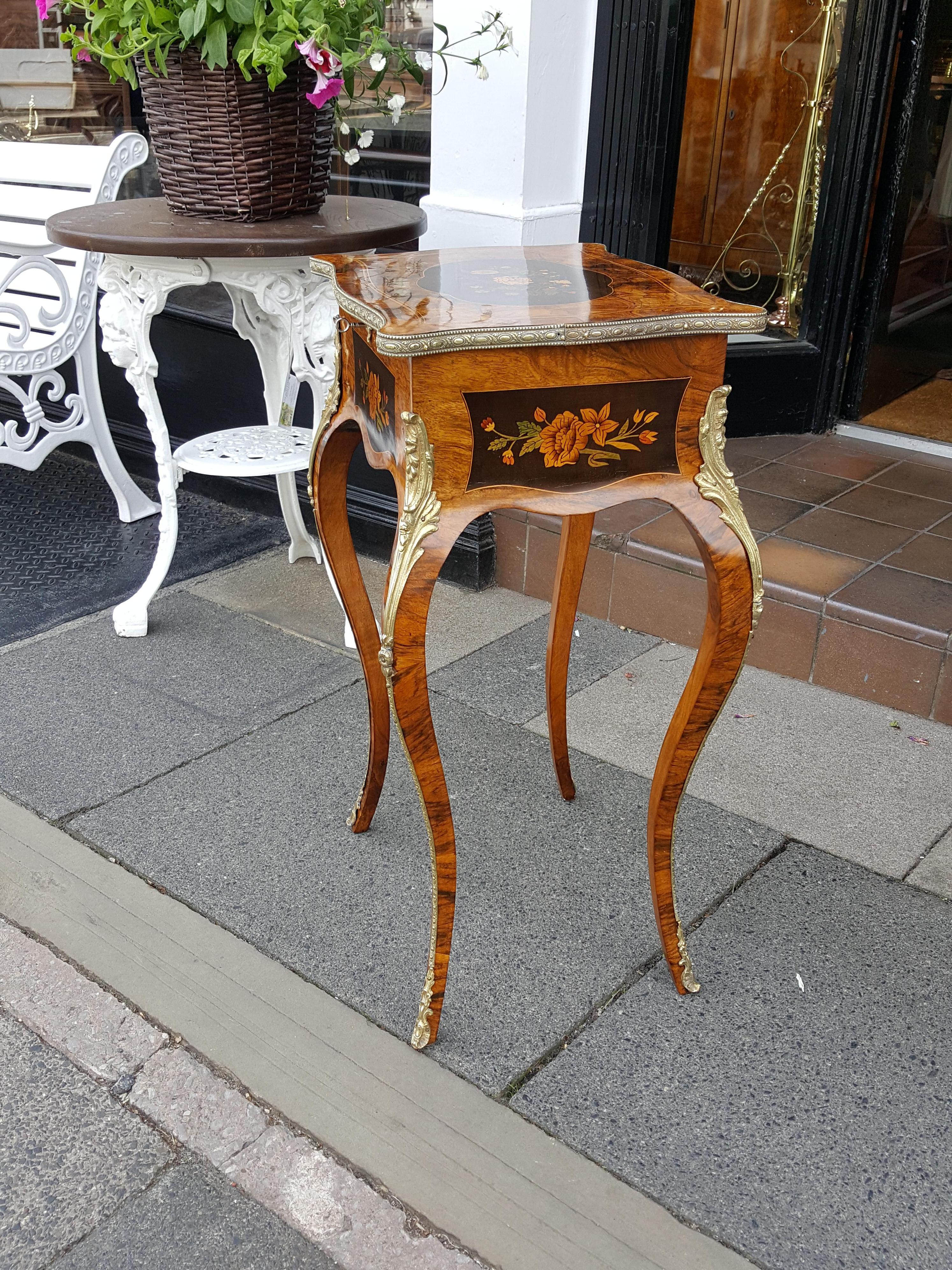 Victorian Walnut Floral Marquetry Teapoy In Good Condition For Sale In Altrincham, Cheshire