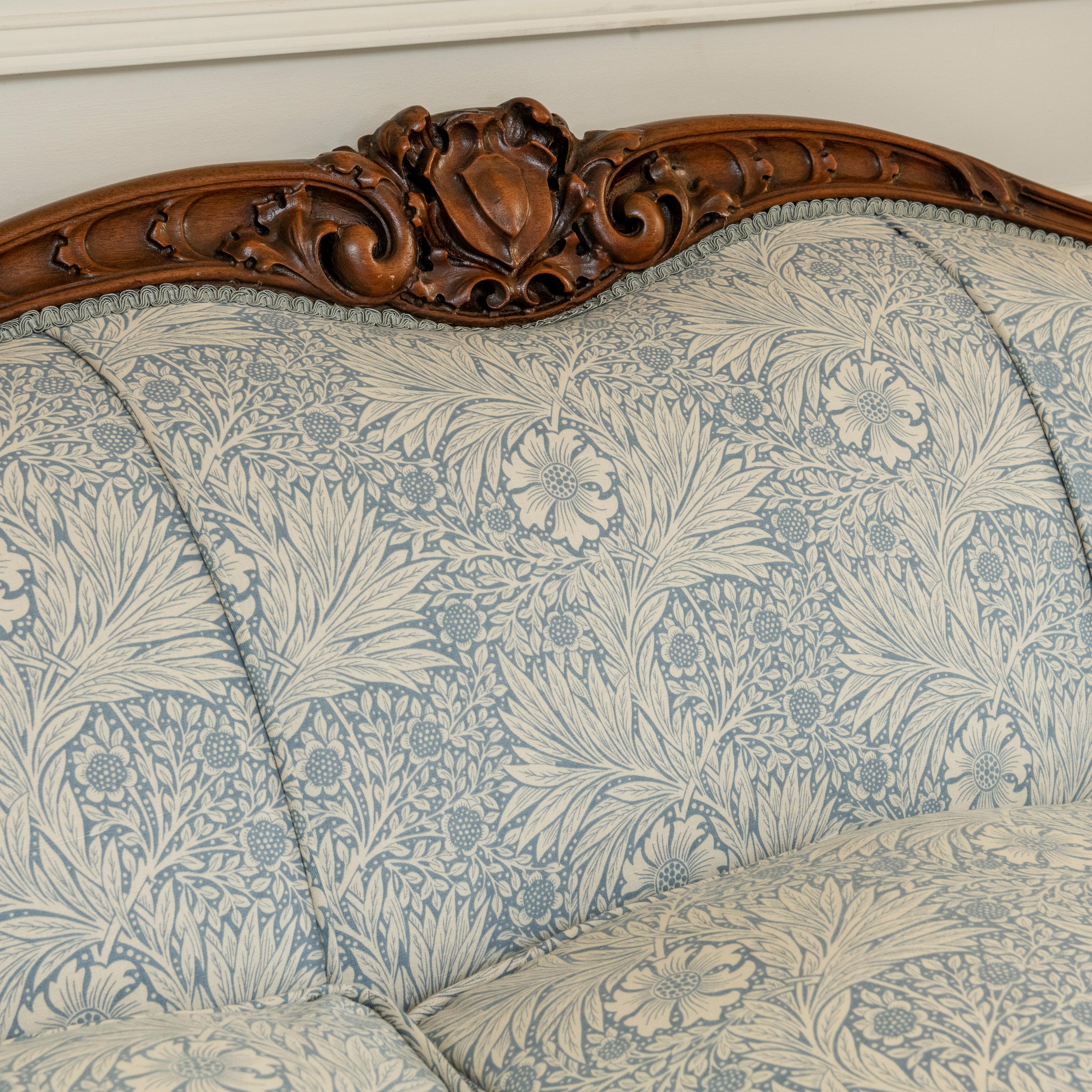 Victorian Walnut framed Settee, England circa 1890 In Excellent Condition In Knutsford, GB