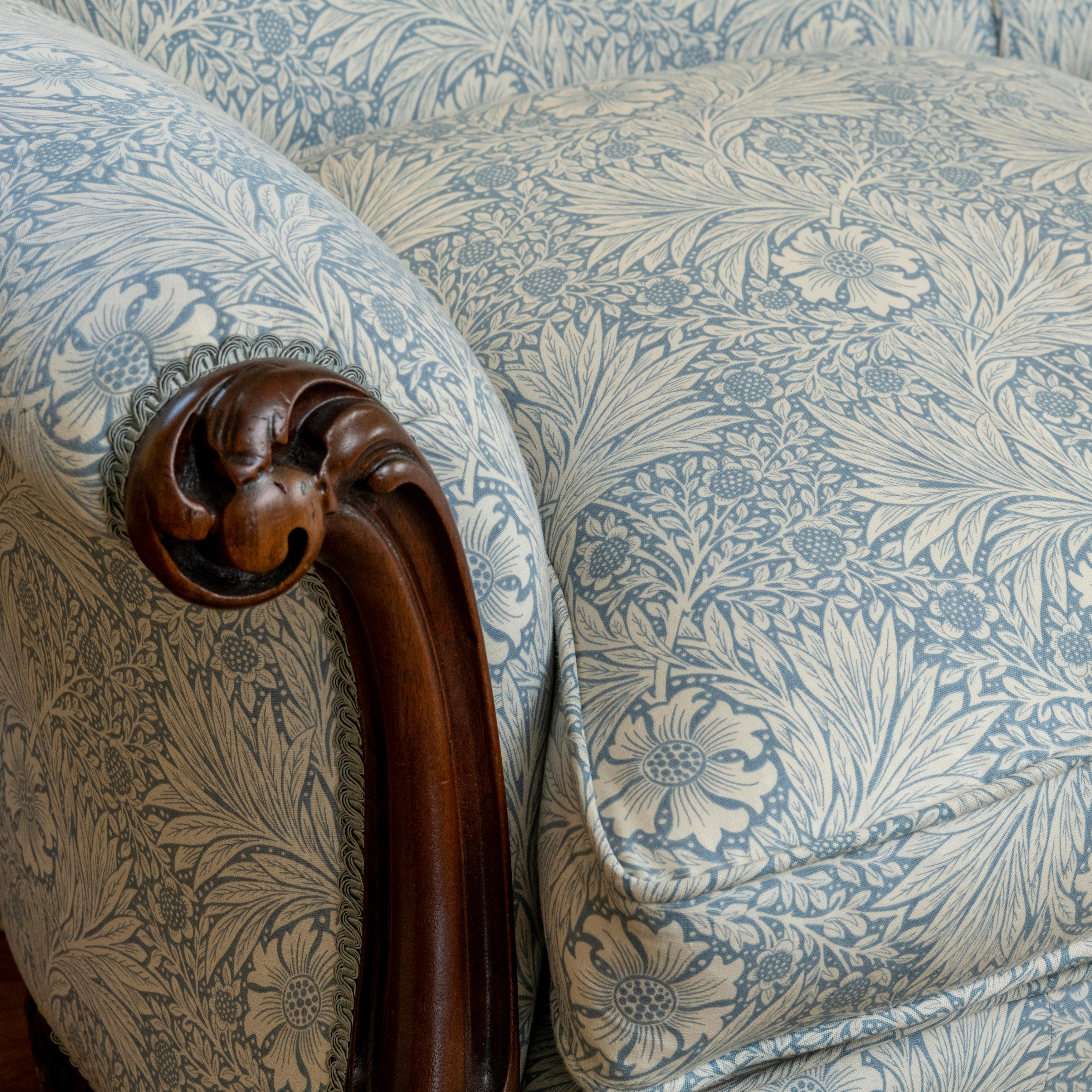 Late 19th Century Victorian Walnut framed Settee, England circa 1890