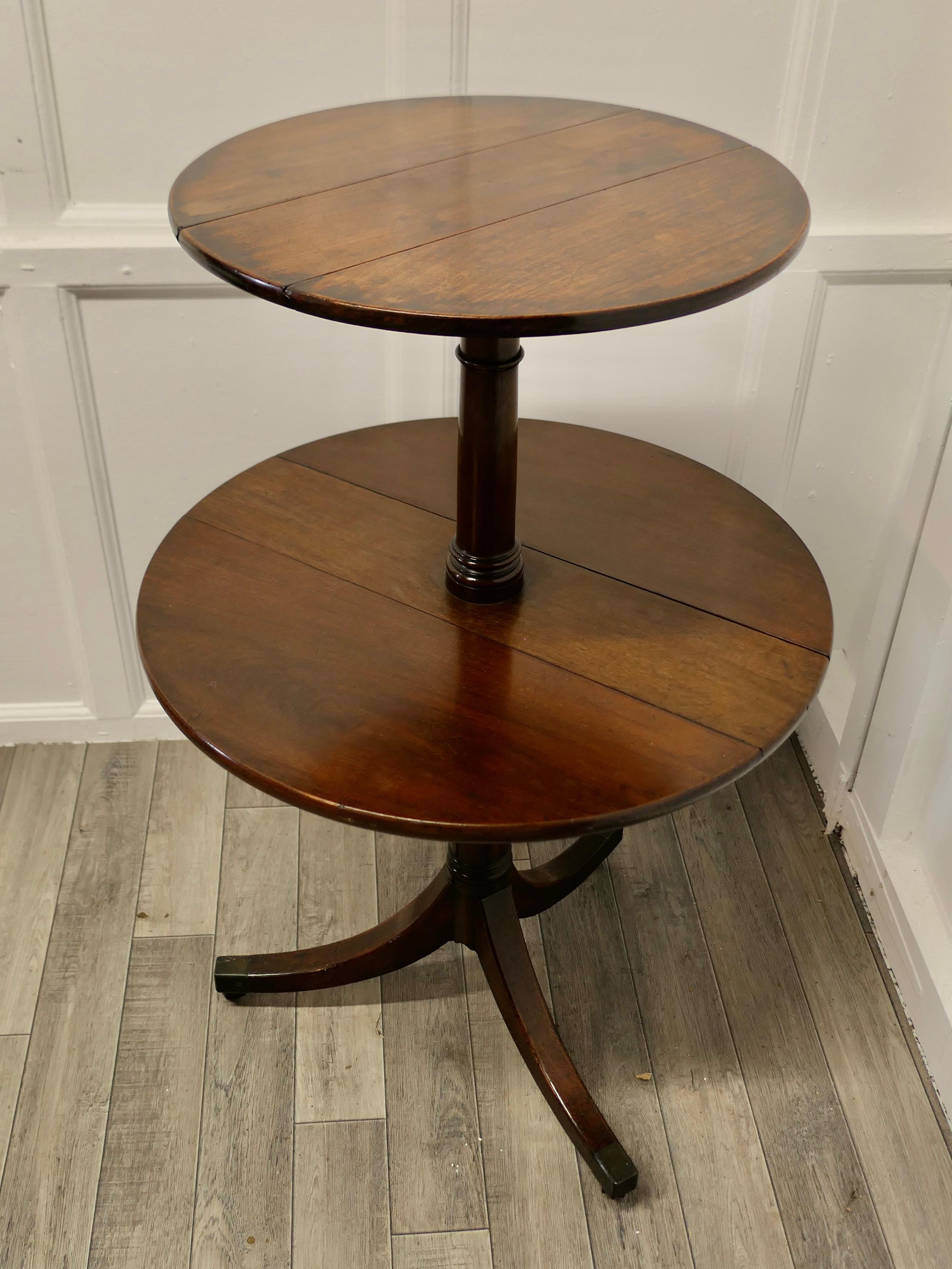 Victorian Walnut Gueridon Cake Stand or Dumb Waiter     In Good Condition For Sale In Chillerton, Isle of Wight