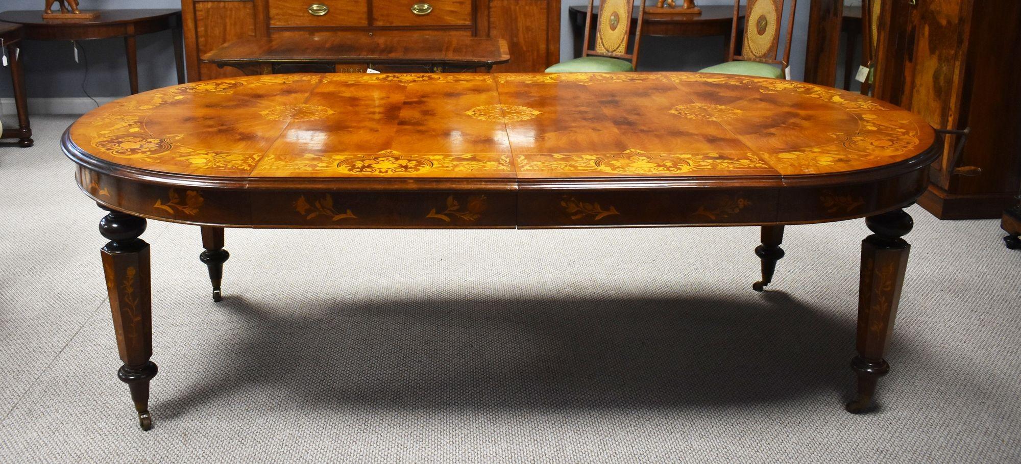 Victorian Walnut Inlaid Extending Windout Dinng Table In Good Condition For Sale In Chelmsford, Essex