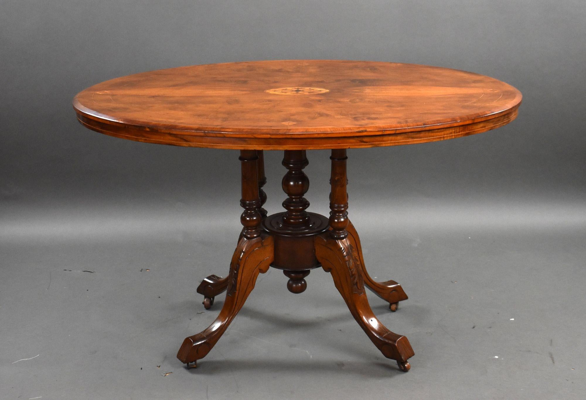 Il s'agit d'une table centrale ovale victorienne de bonne qualité en noyer incrusté, reposant sur une base en forme de cage à oiseaux et sur des pieds cabrioles terminés par des roulettes. La table est en très bon état pour son âge.

Largeur : 118cm