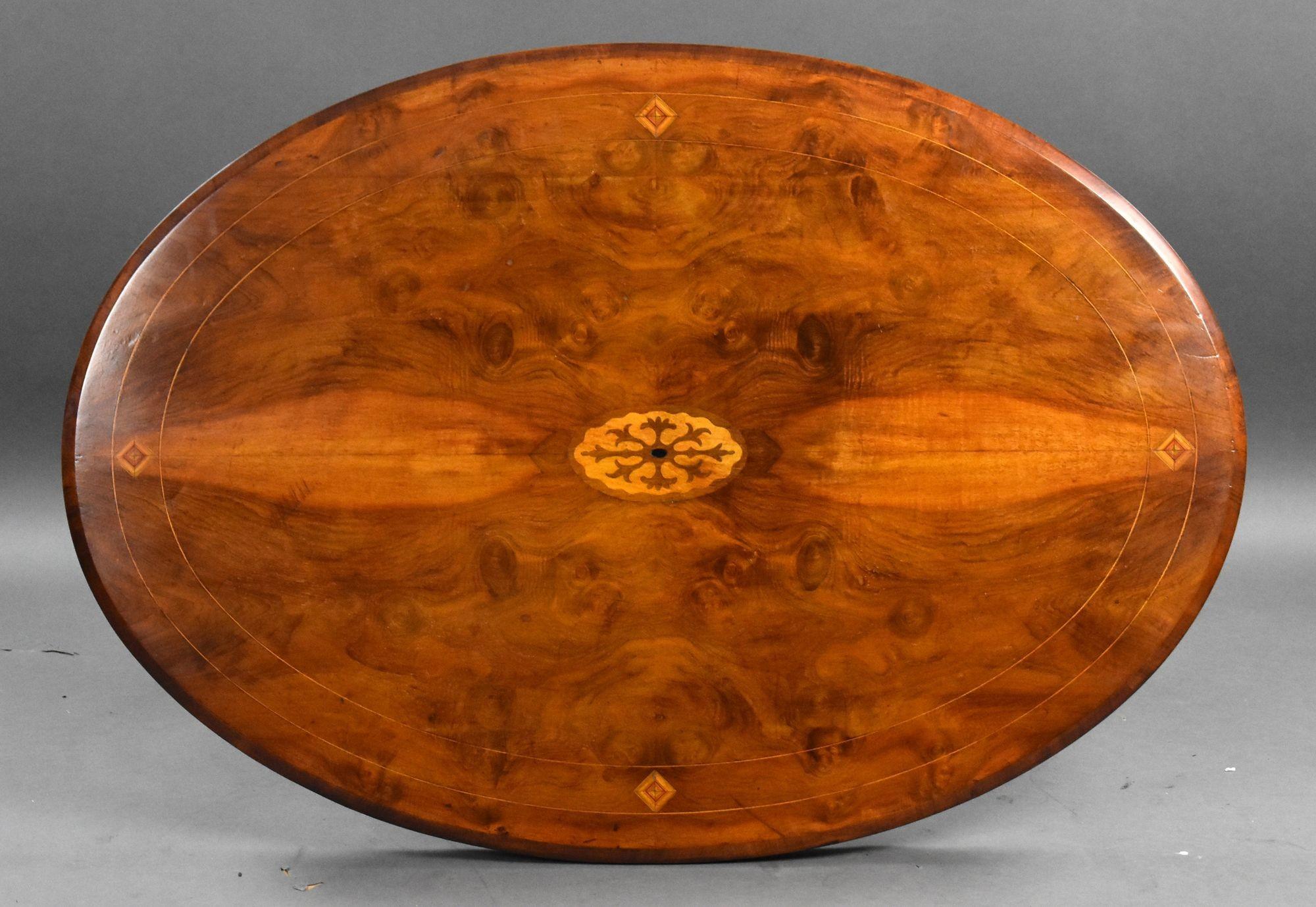 Table de centre ovale victorienne en noyer incrusté Bon état - En vente à Chelmsford, Essex