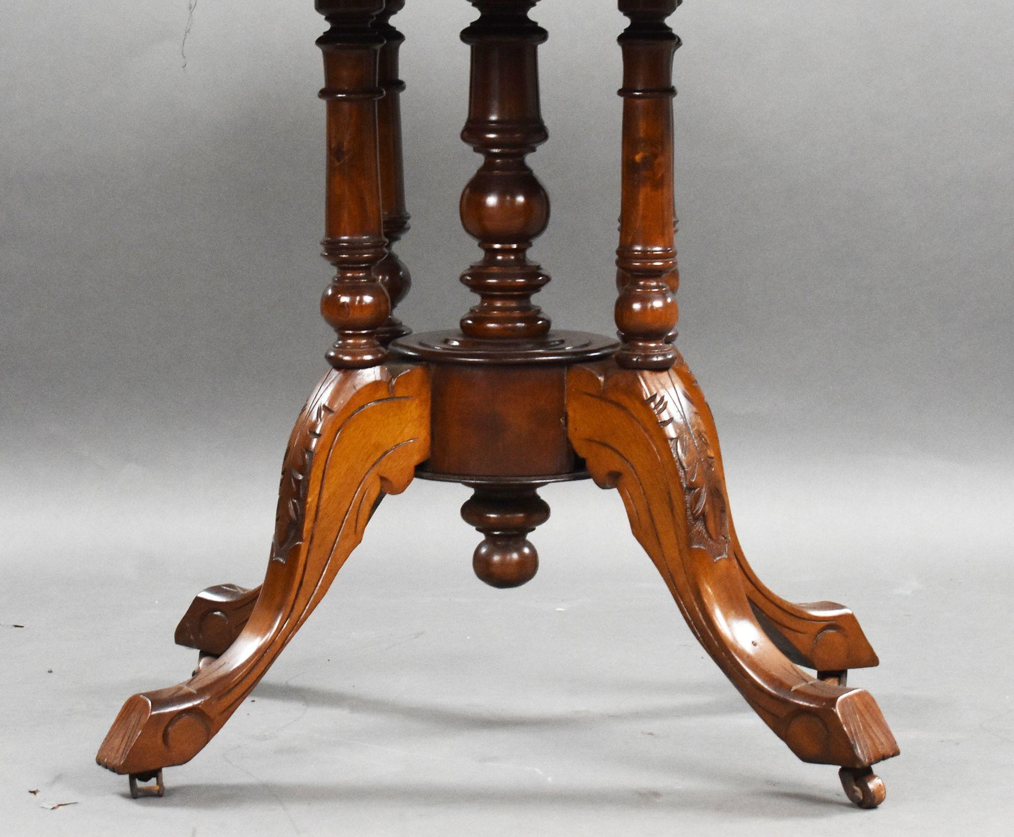 XIXe siècle Table de centre ovale victorienne en noyer incrusté en vente