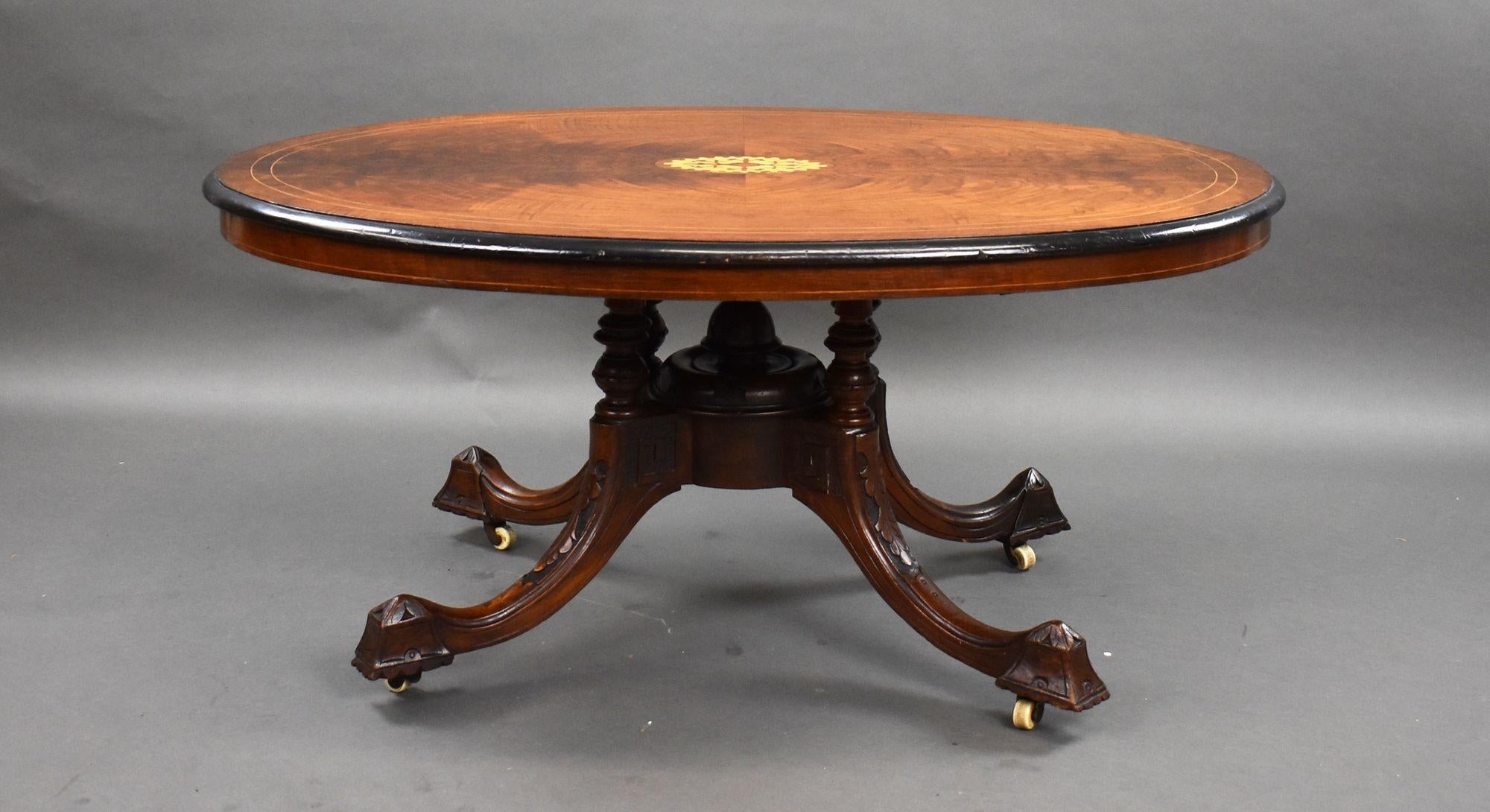 Il s'agit d'une table basse ovale victorienne de bonne qualité en noyer incrusté, avec un plateau bien figuré et incrusté, surmontant des colonnes tournées et des pieds évasés, le tout monté sur roulettes. La table reste en très bon état, présentant