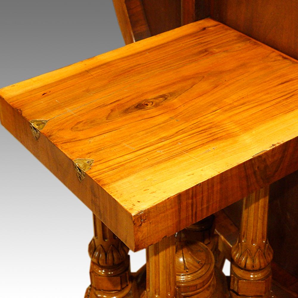 Victorian Walnut Inlaid Shaped Loo Table In Good Condition In Salisbury, Wiltshire