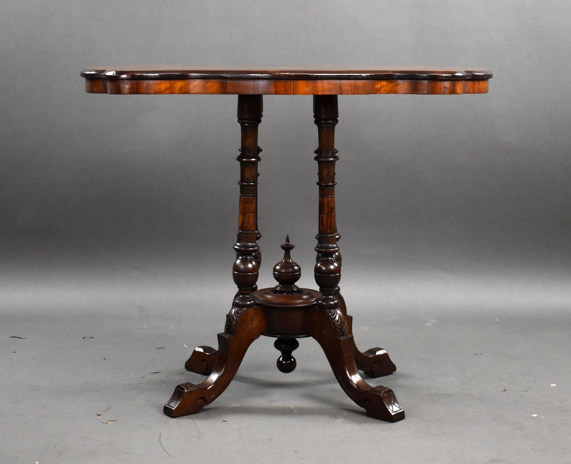 Nous vendons une table d'appoint victorienne en noyer incrusté, en très bon état.

Largeur : 88cm Profondeur : 51cm Hauteur : 71cm