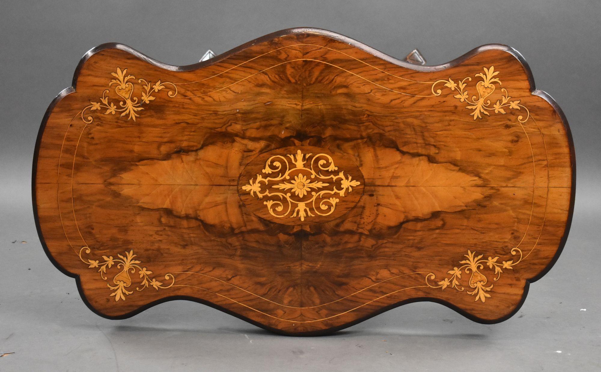 Table d'appoint victorienne en noyer incrusté Bon état - En vente à Chelmsford, Essex