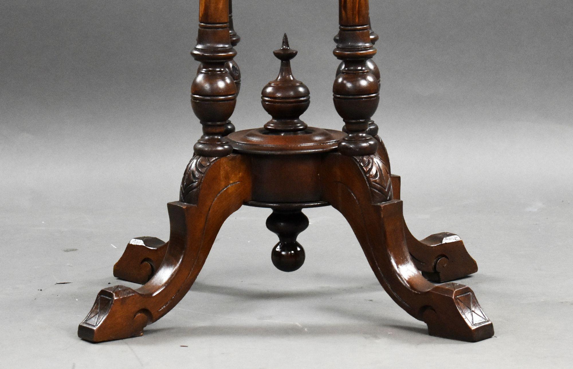 XIXe siècle Table d'appoint victorienne en noyer incrusté en vente